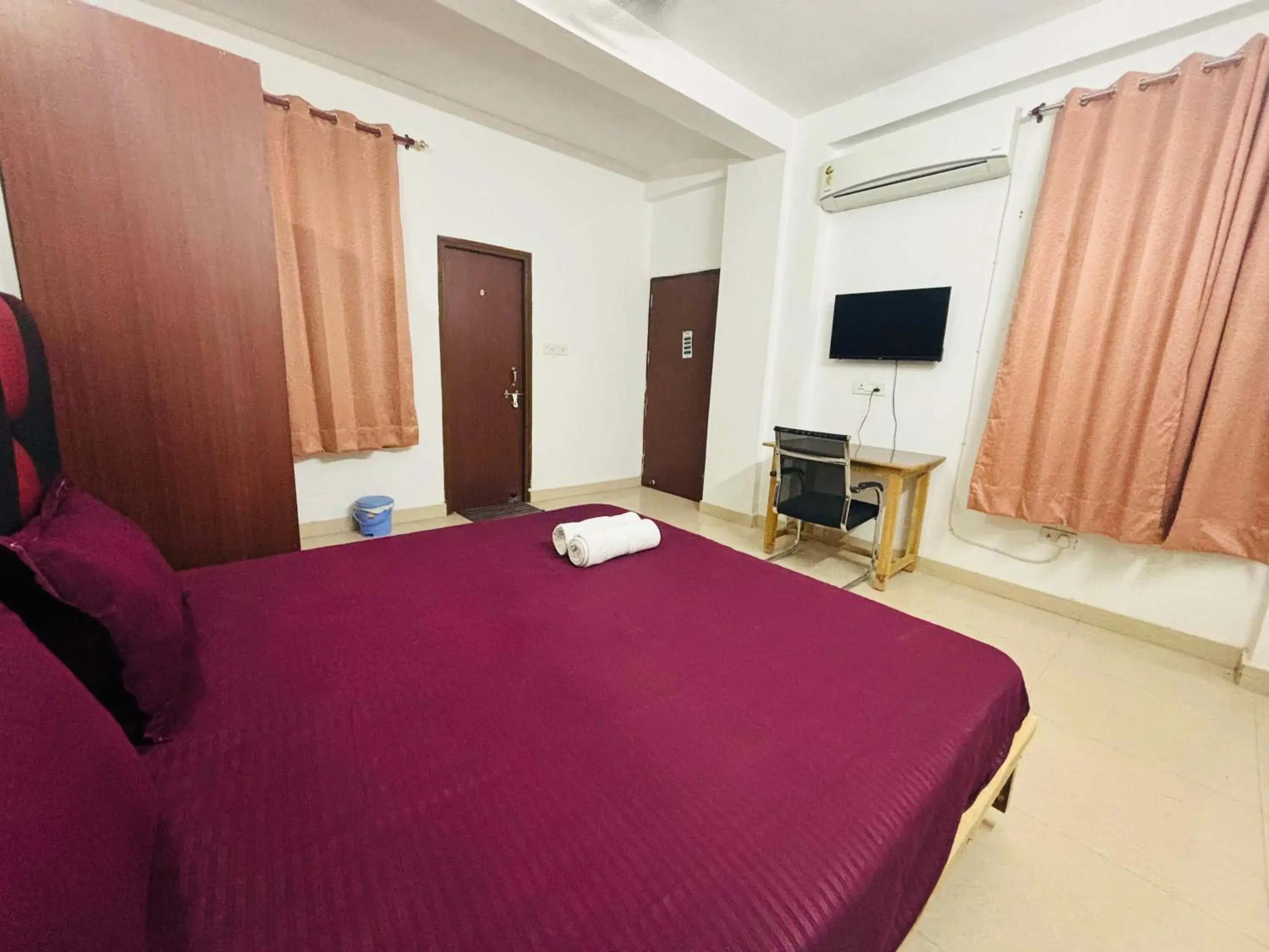 Communal lounge/ TV room, Bed in Akshay continental Communal lounge/ TV room, Bed in Akshay continental