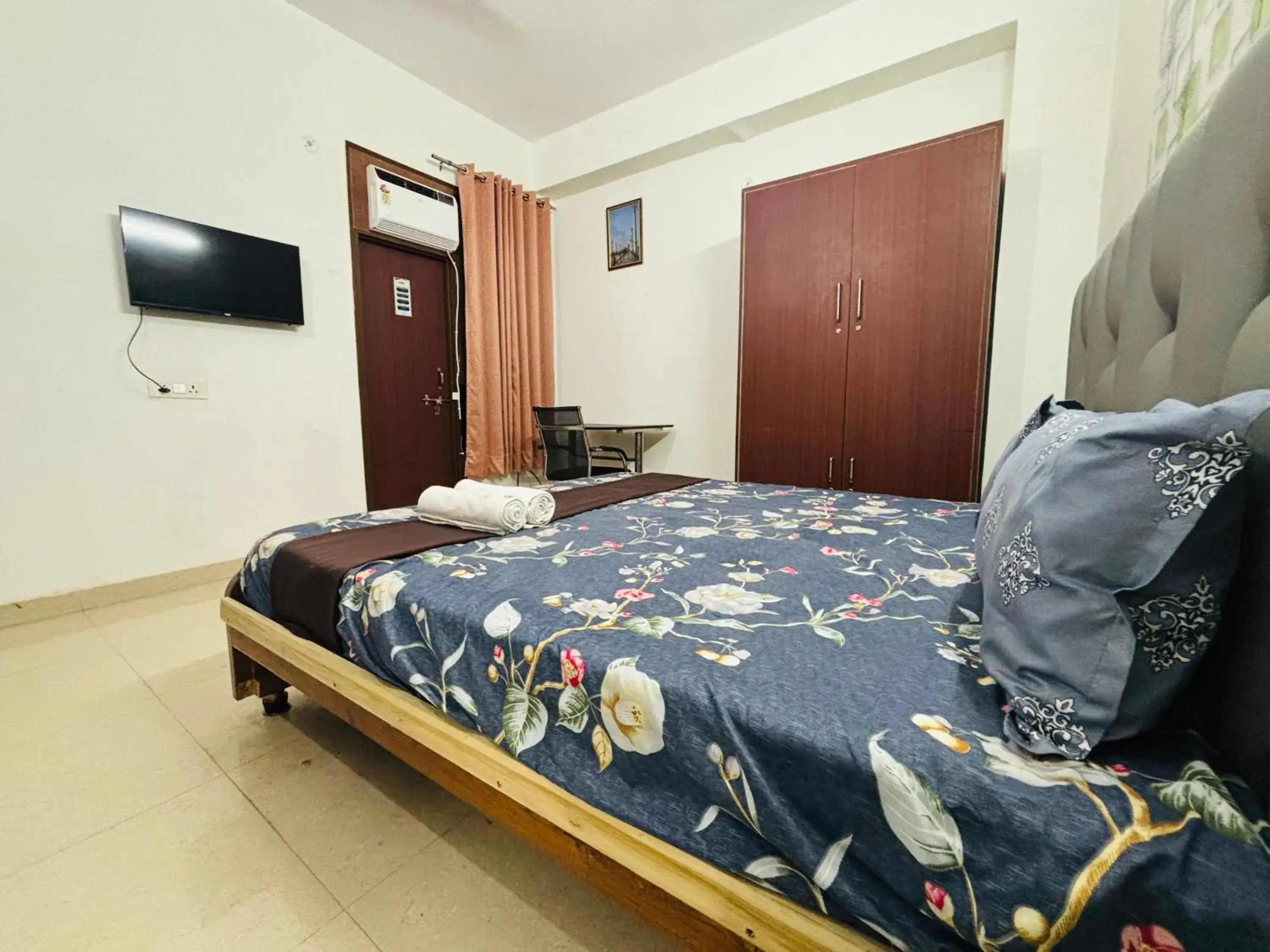 Communal lounge/ TV room, Bed in Akshay continental Communal lounge/ TV room, Bed in Akshay continental