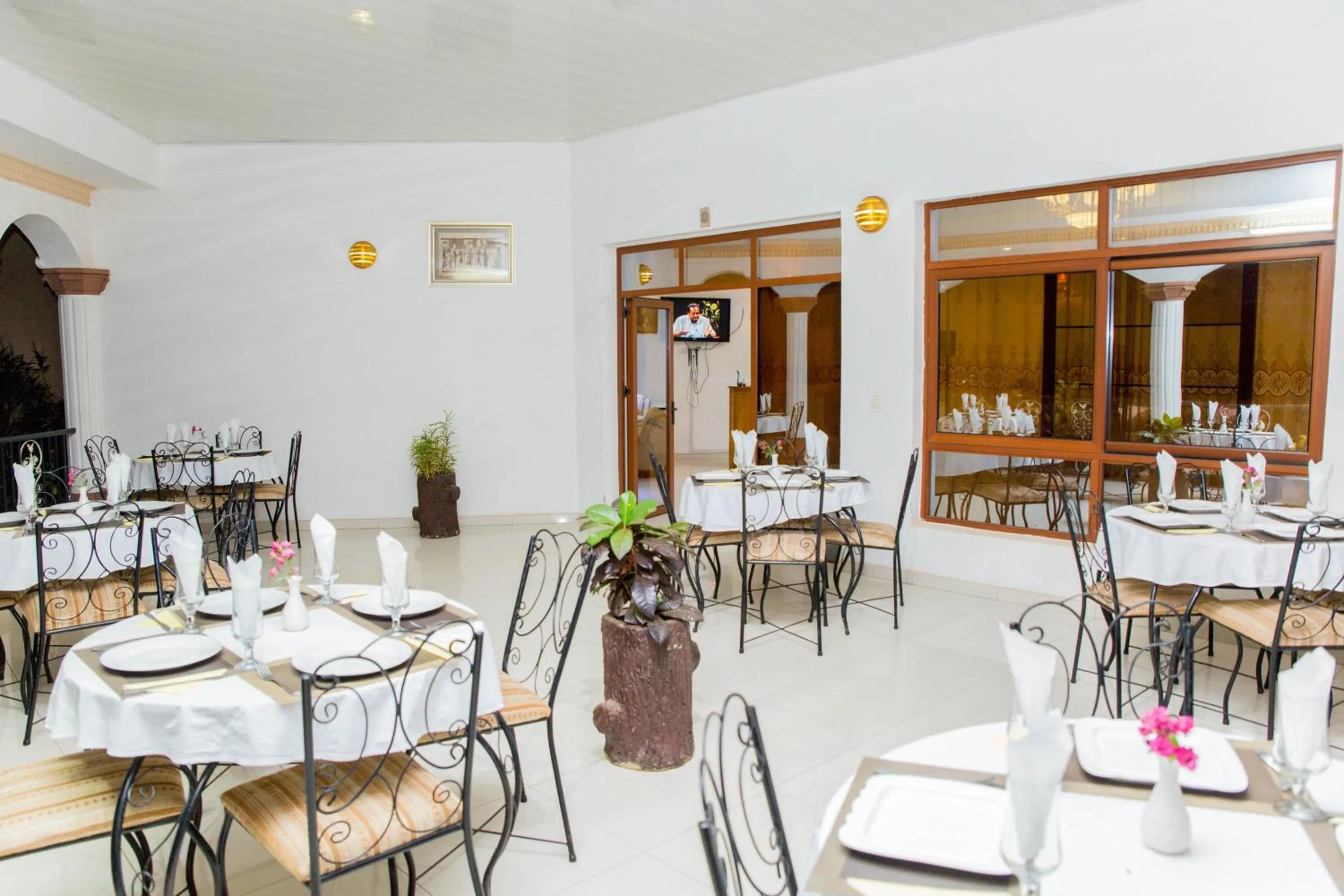 Restaurant/places to eat in Mountain's View Hotel