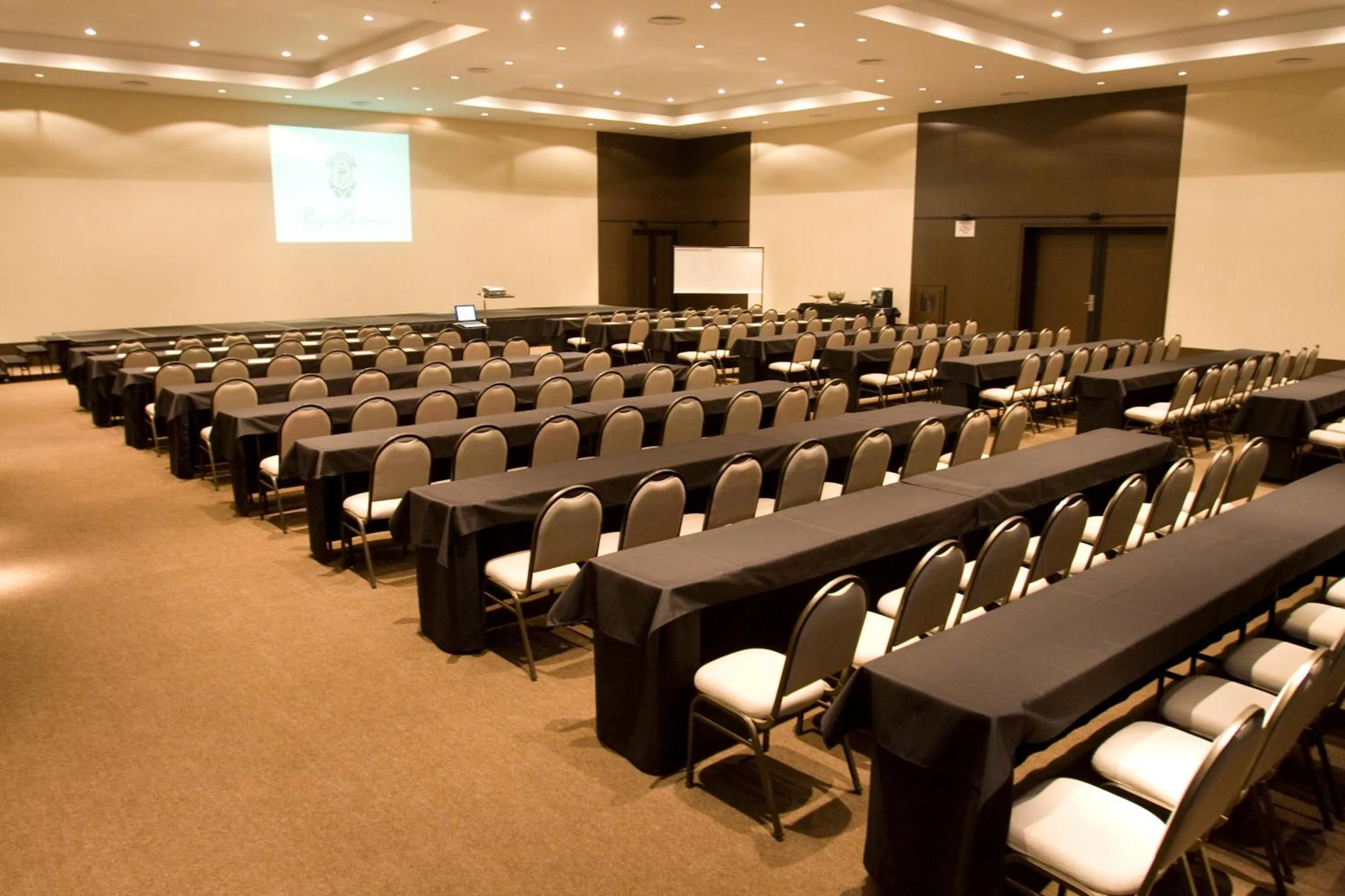 Living room in Parque Balneário Hotel Santos by Castelo Itaipava