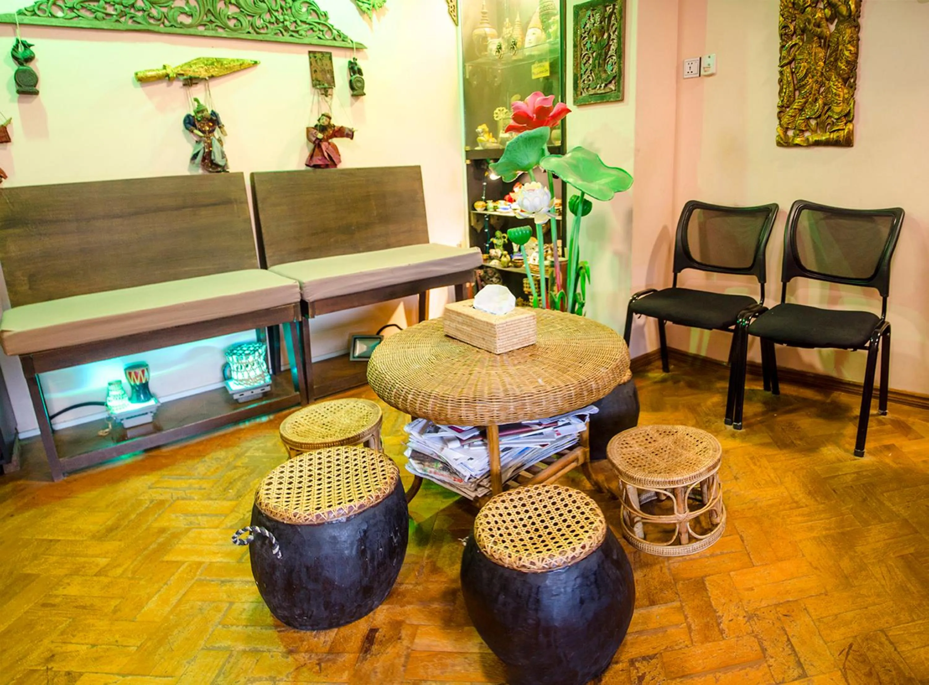 Communal lounge/ TV room in Shannkalay Hostel