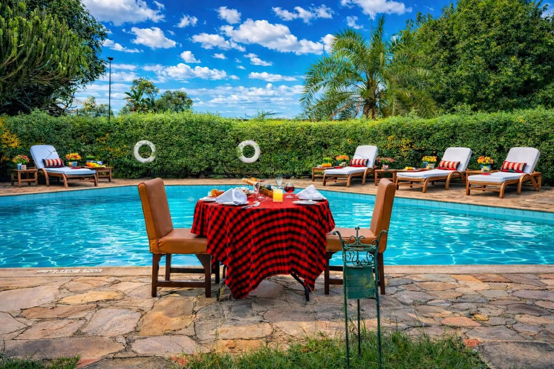 Swimming pool in Muthu Mara River Lodge