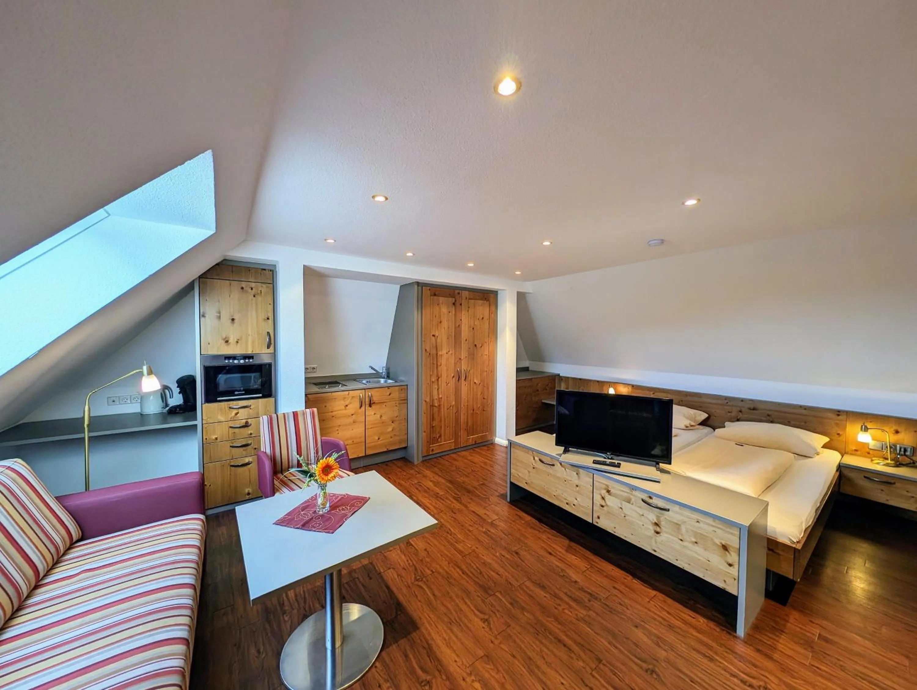 Living room, Bed in Hotel Zum Löwen - Unteres Wirtshaus