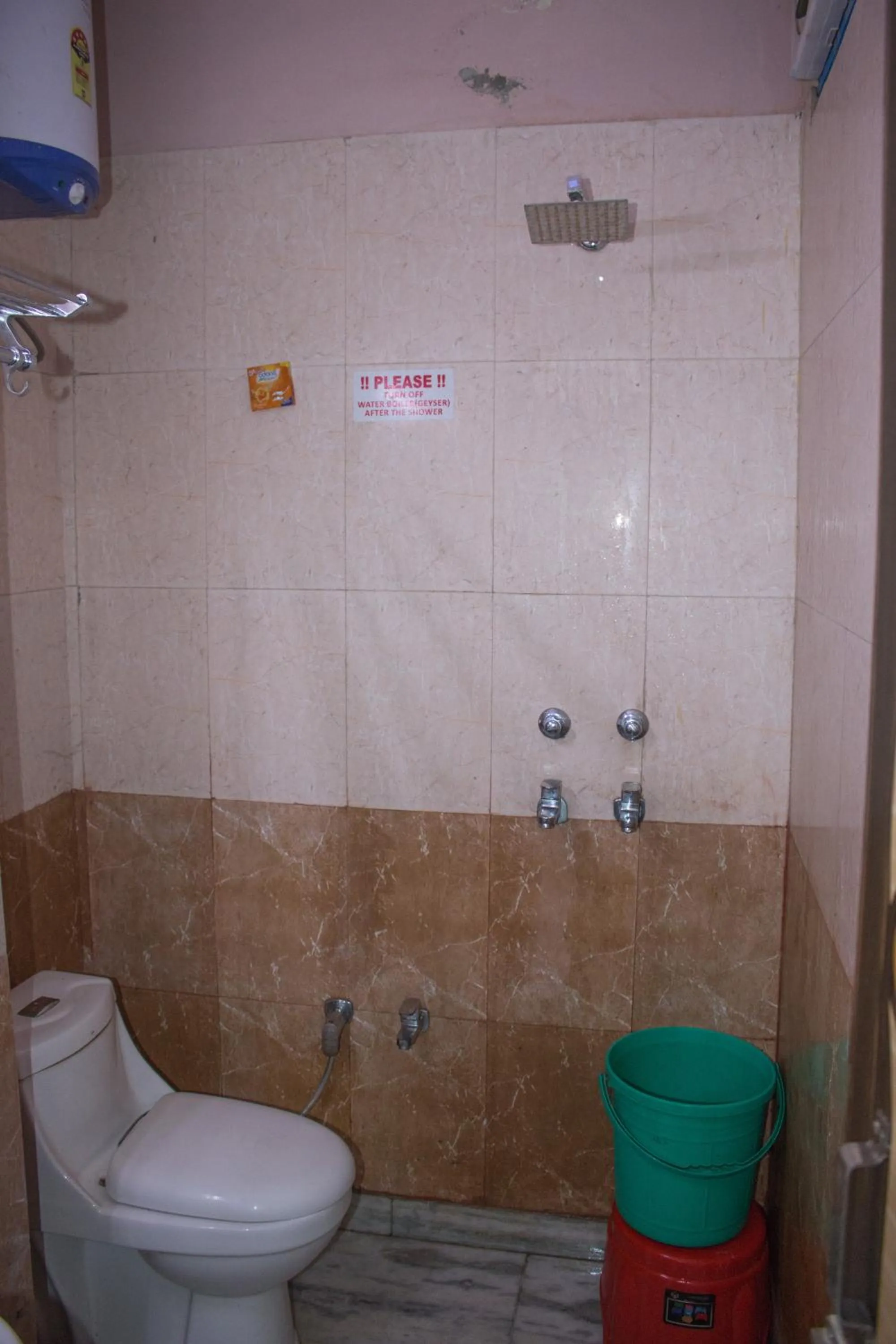 Bathroom in Hotel Golden Crown Laxman Jhula