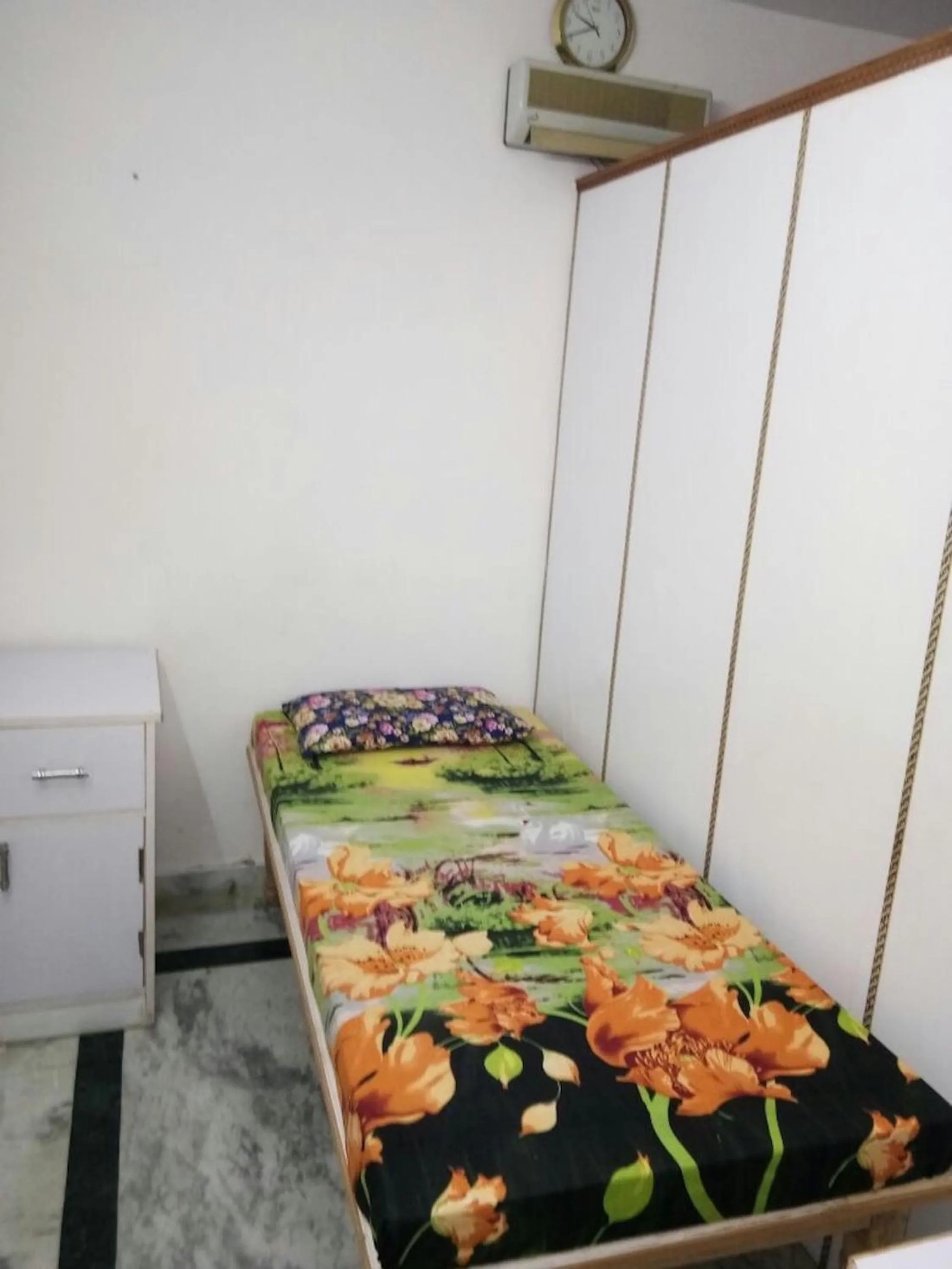 Bed in Hotel Golden Crown Laxman Jhula