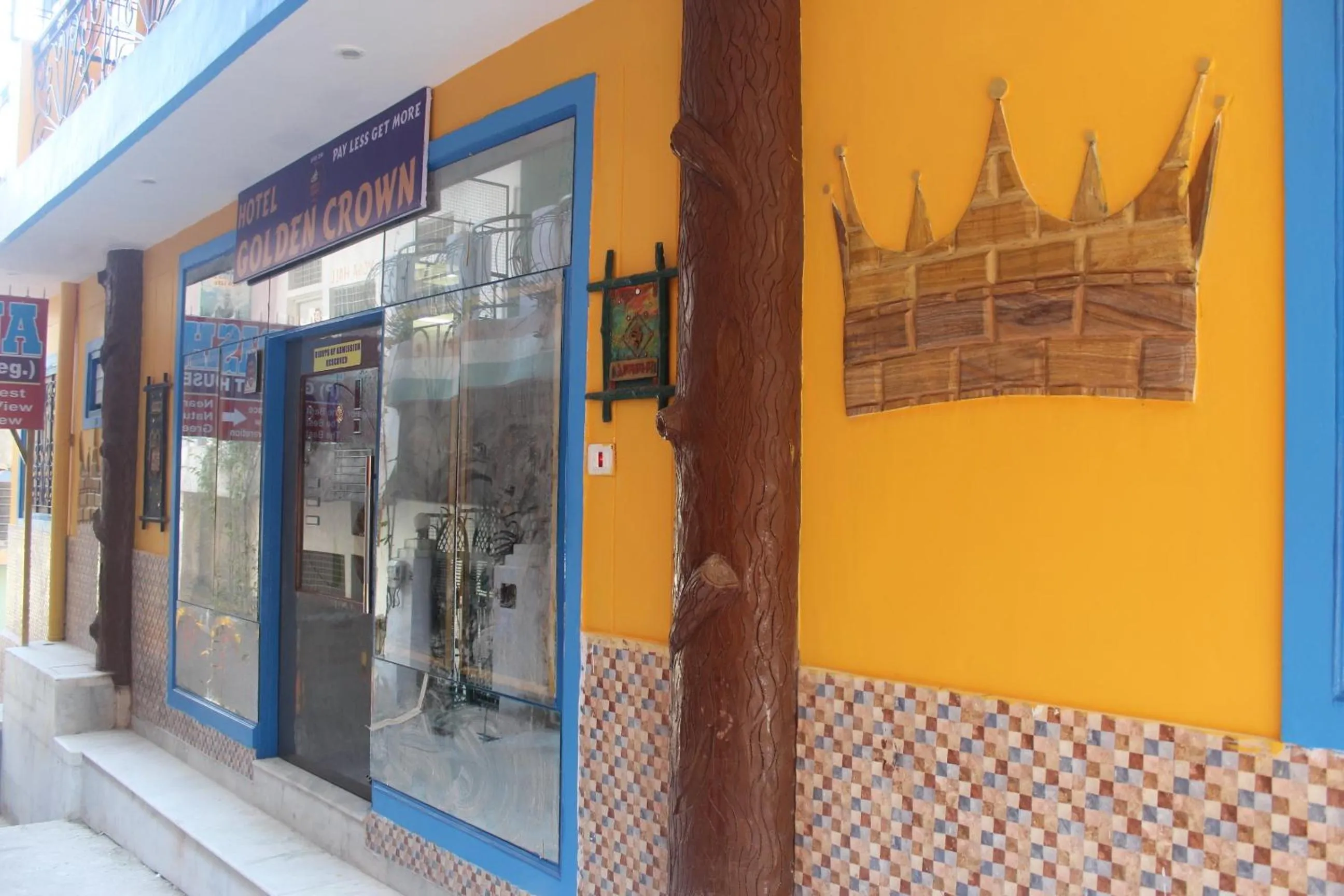 Facade/entrance in Hotel Golden Crown Laxman Jhula