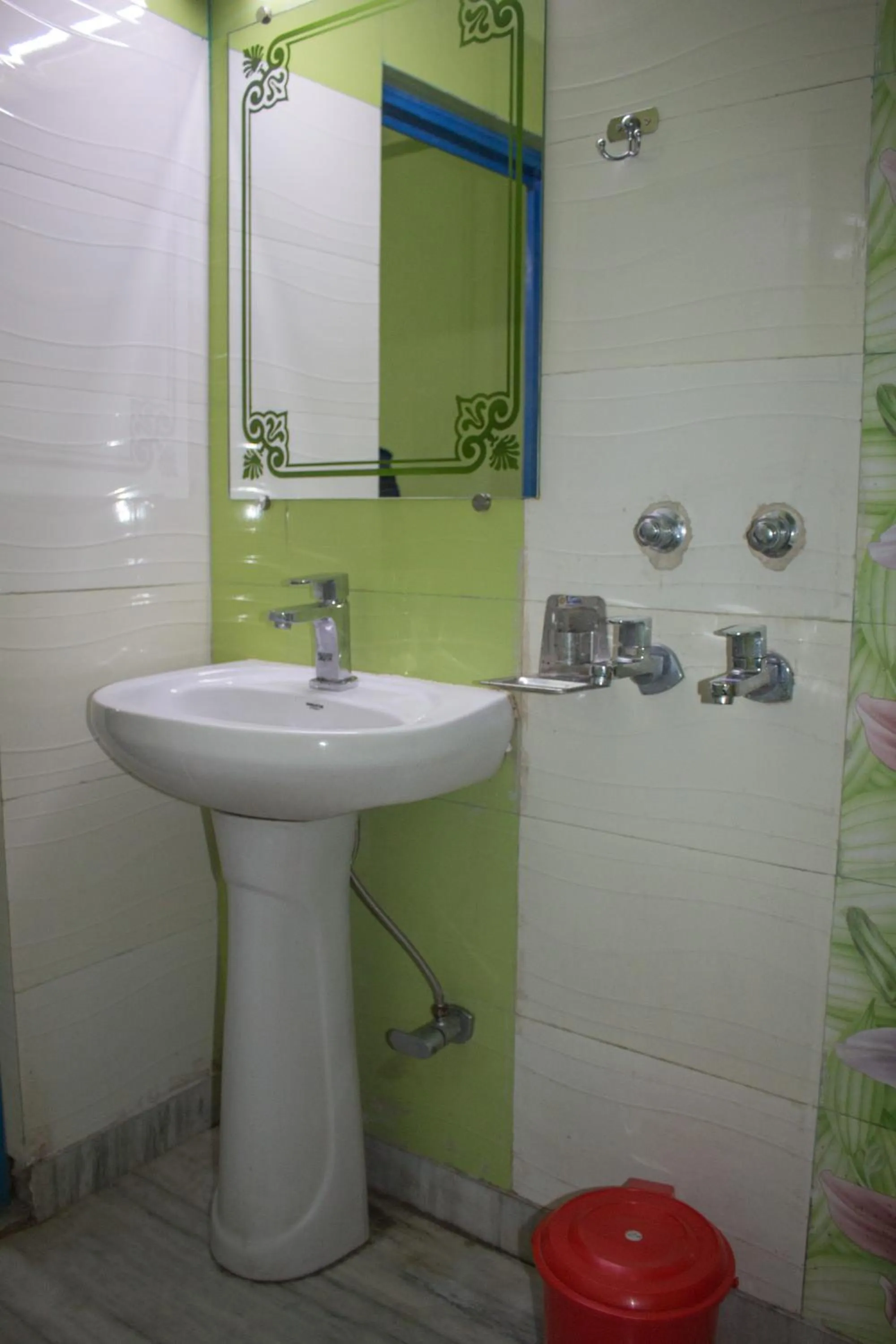 Bathroom in Hotel Golden Crown Laxman Jhula