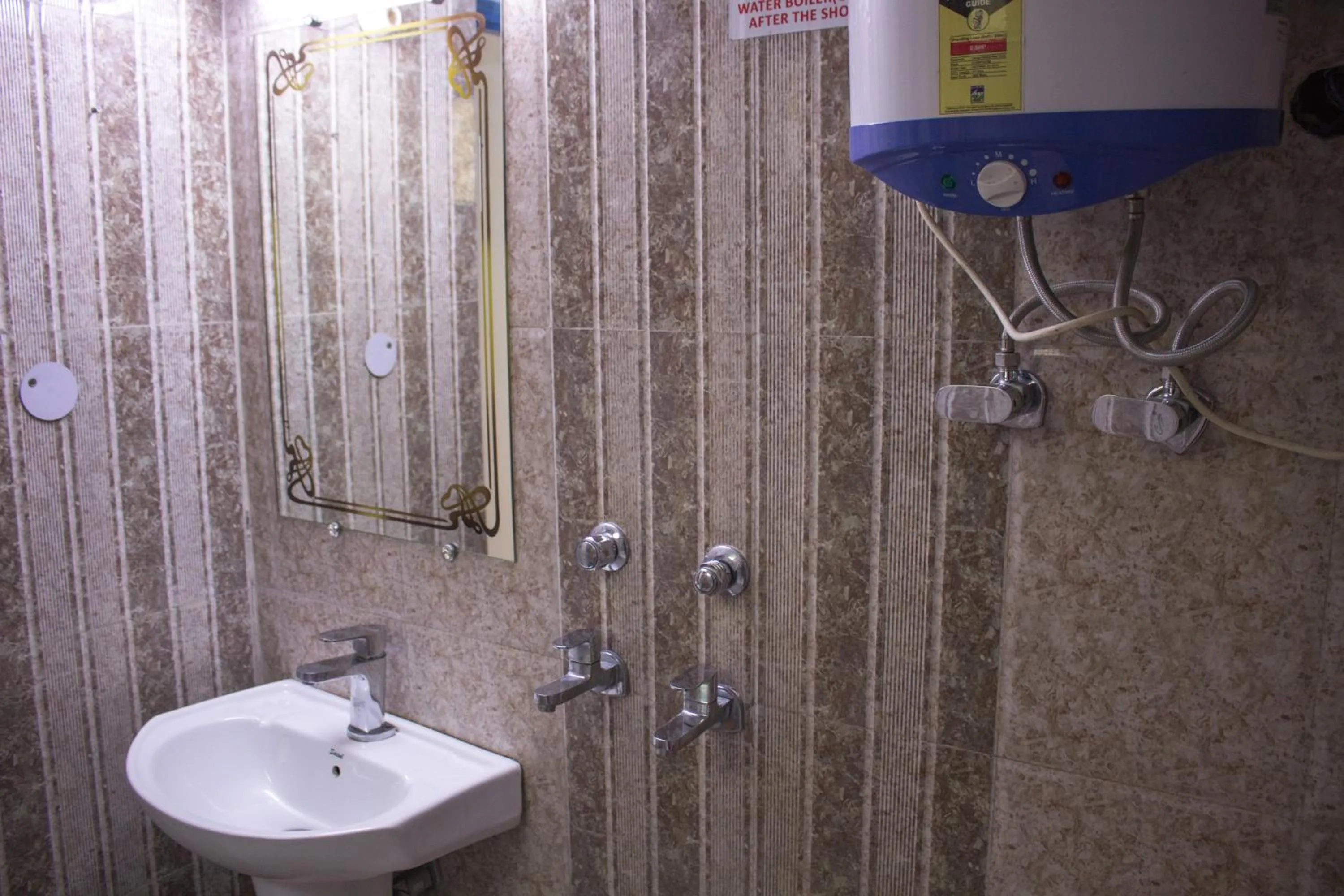 Bathroom in Hotel Golden Crown Laxman Jhula