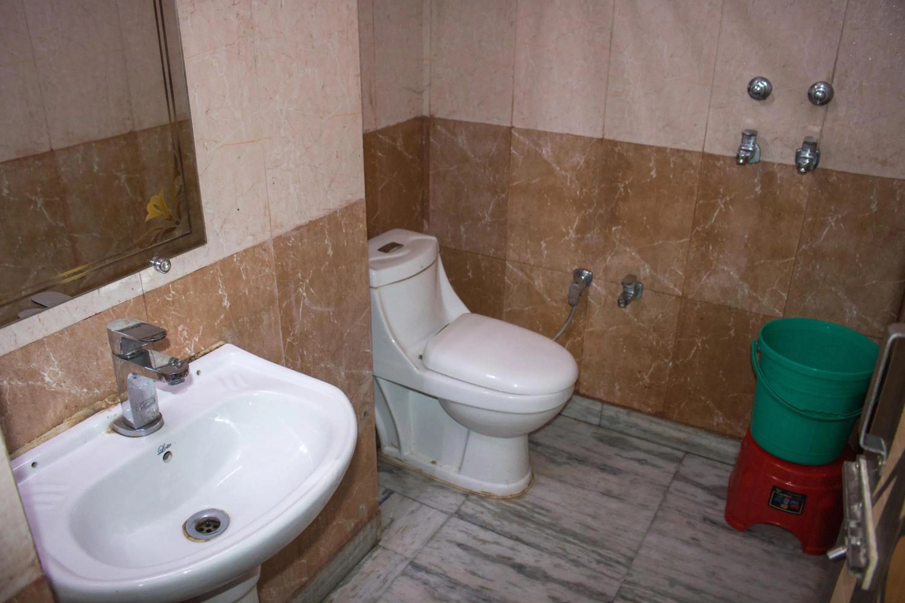 Bathroom in Hotel Golden Crown Laxman Jhula