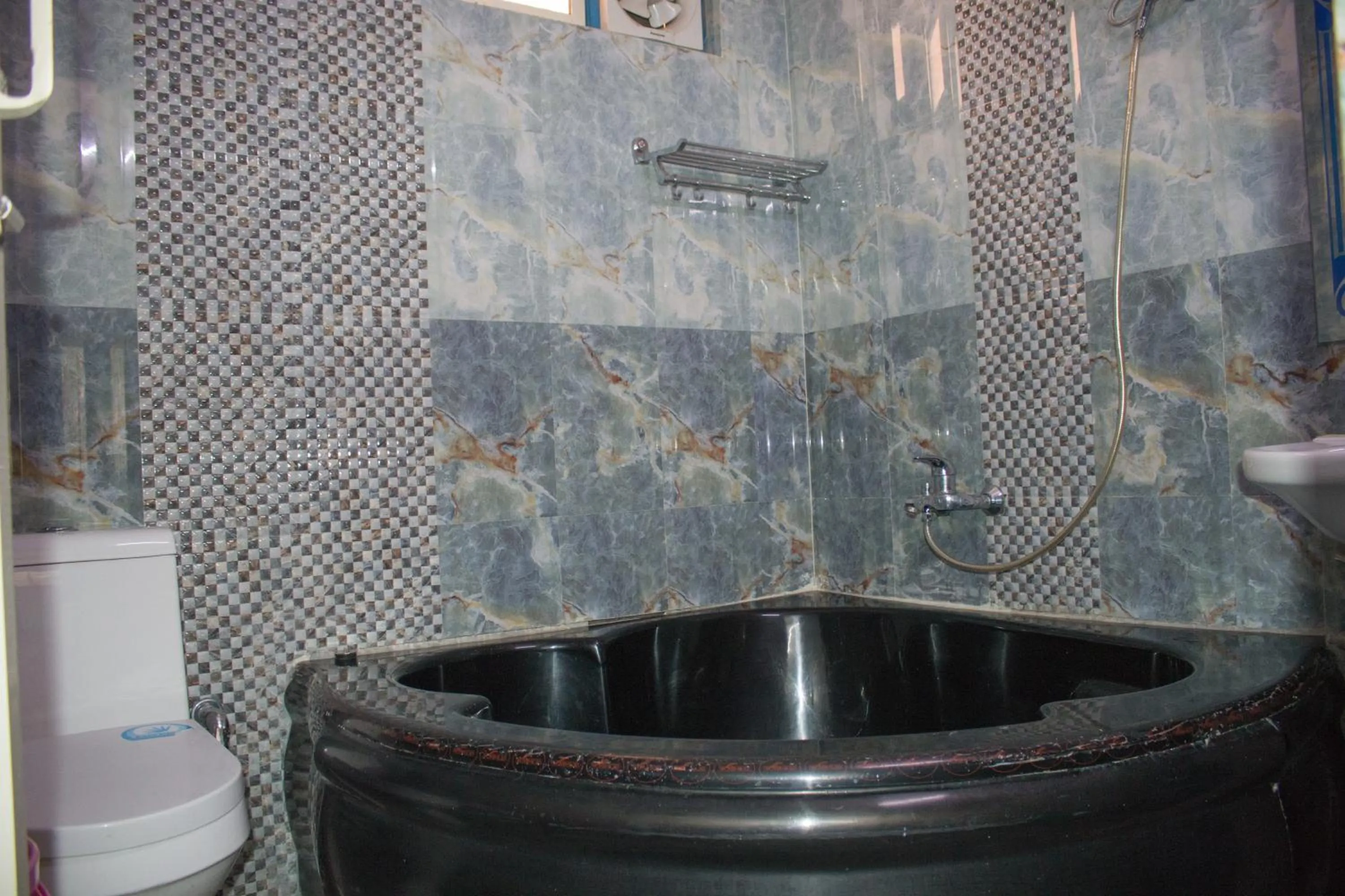 Bathroom in Hotel Golden Crown Laxman Jhula