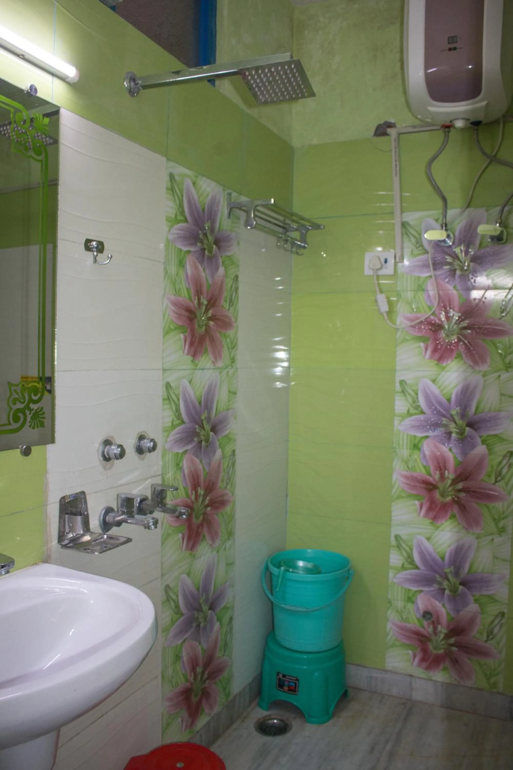 Bathroom in Hotel Golden Crown Laxman Jhula