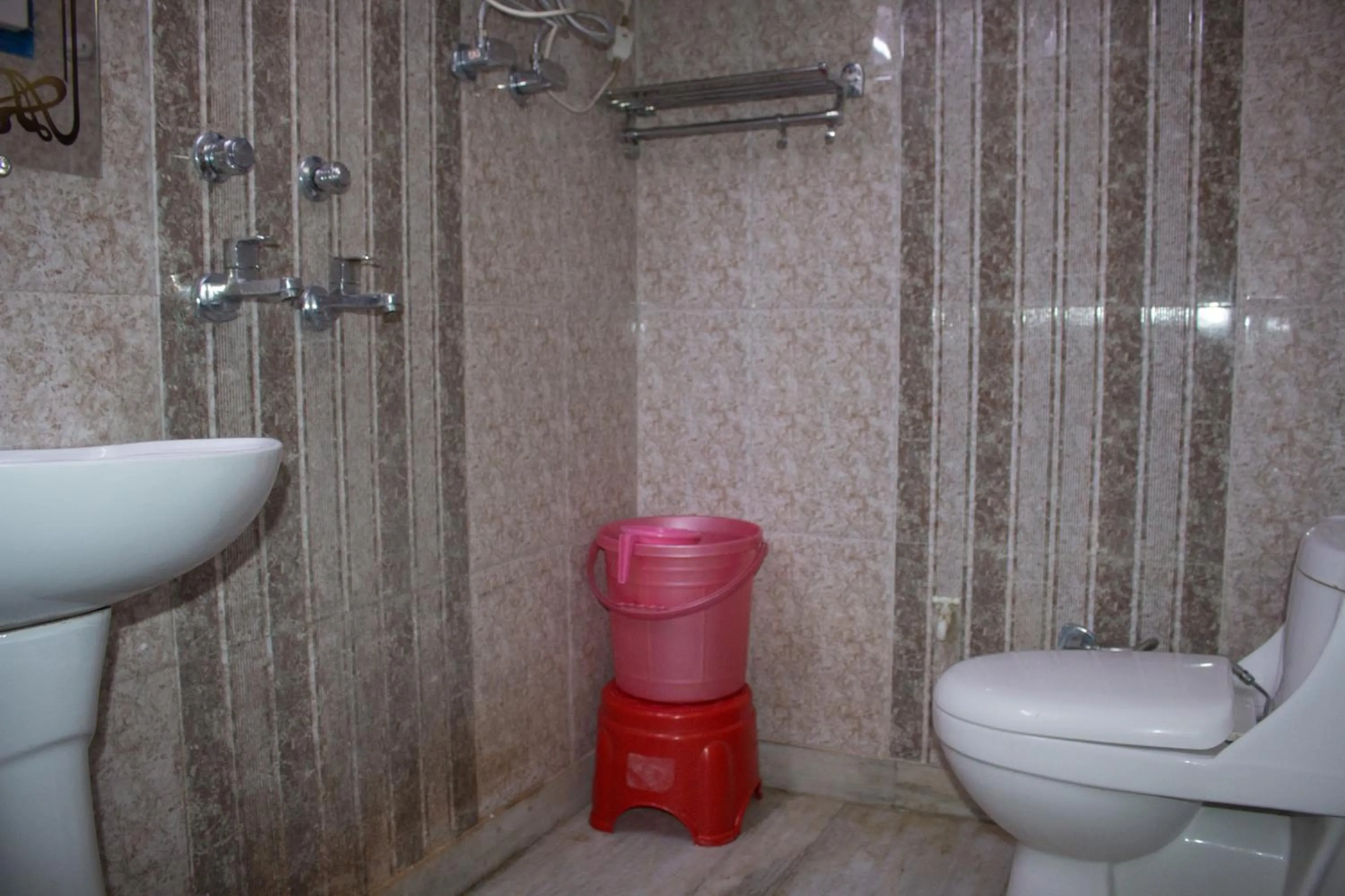 Bathroom in Hotel Golden Crown Laxman Jhula