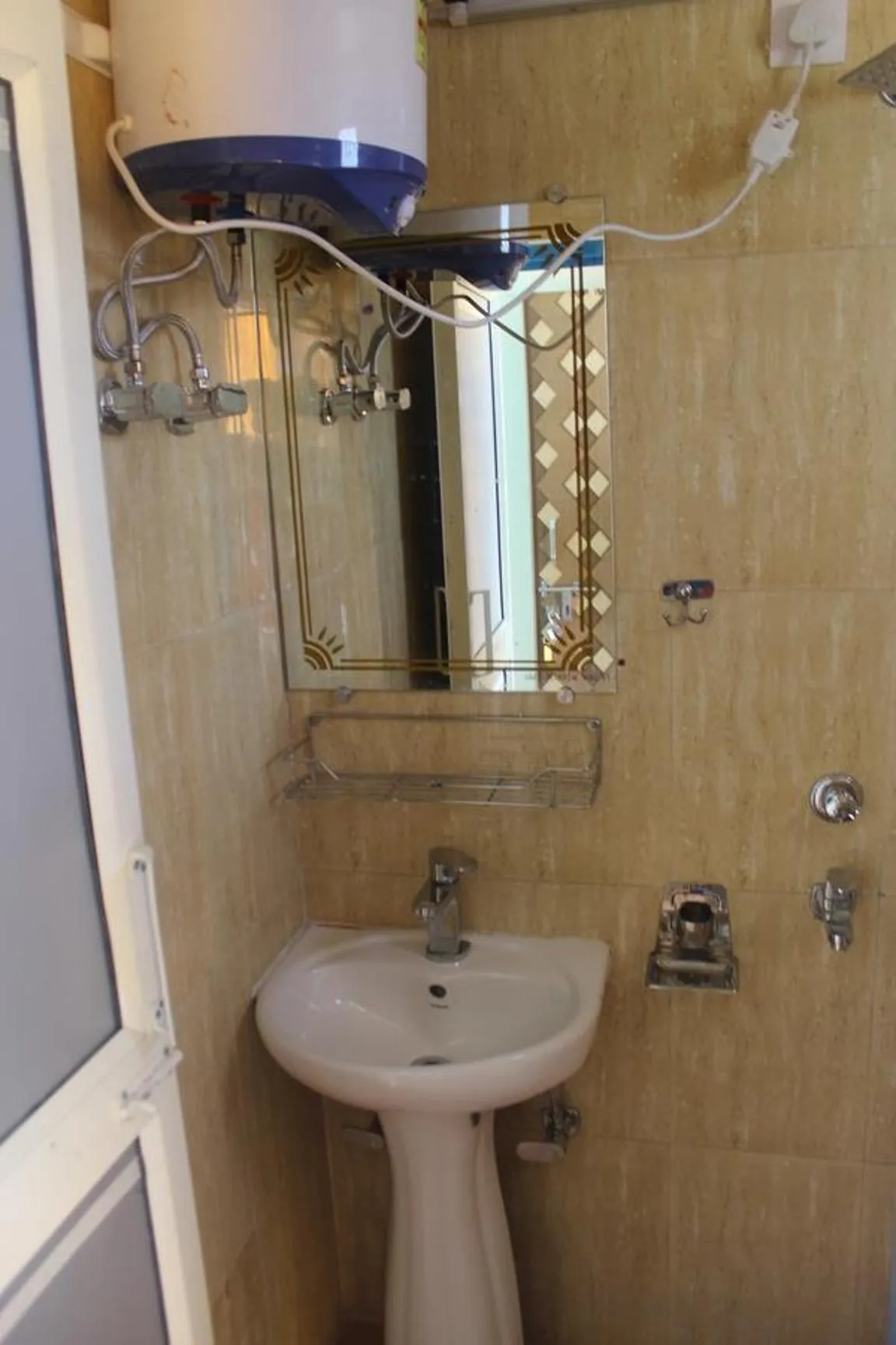 Bathroom in Hotel Golden Crown Laxman Jhula