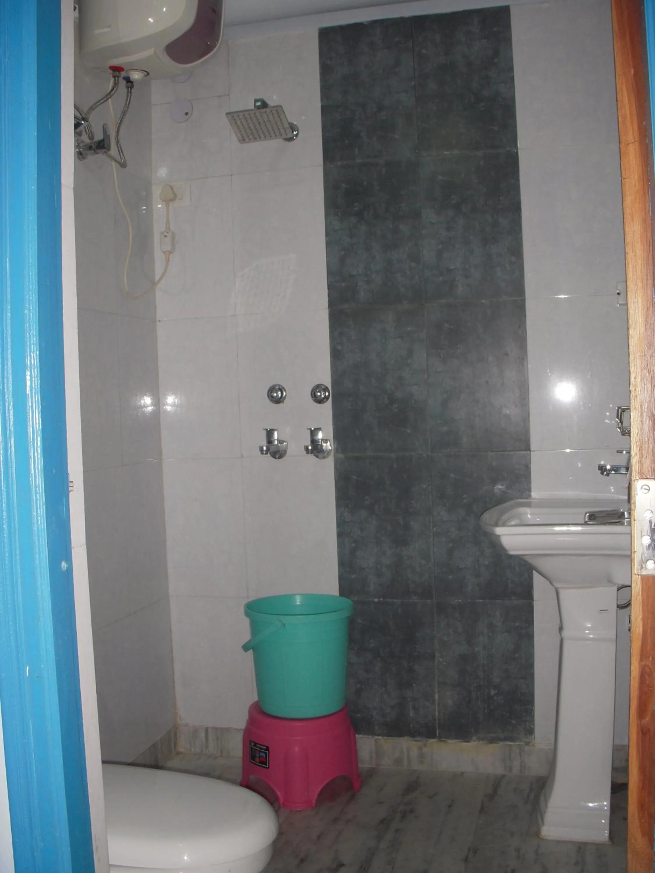 Shower in Hotel Golden Crown Laxman Jhula