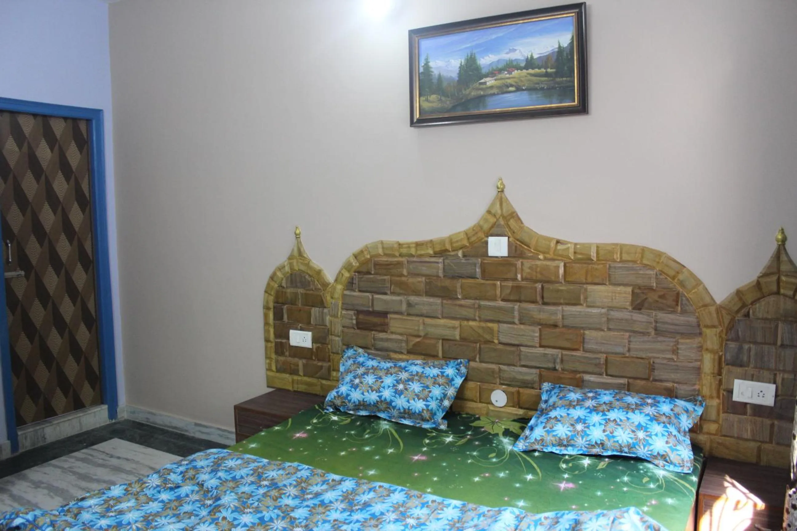 Bedroom in Hotel Golden Crown Laxman Jhula