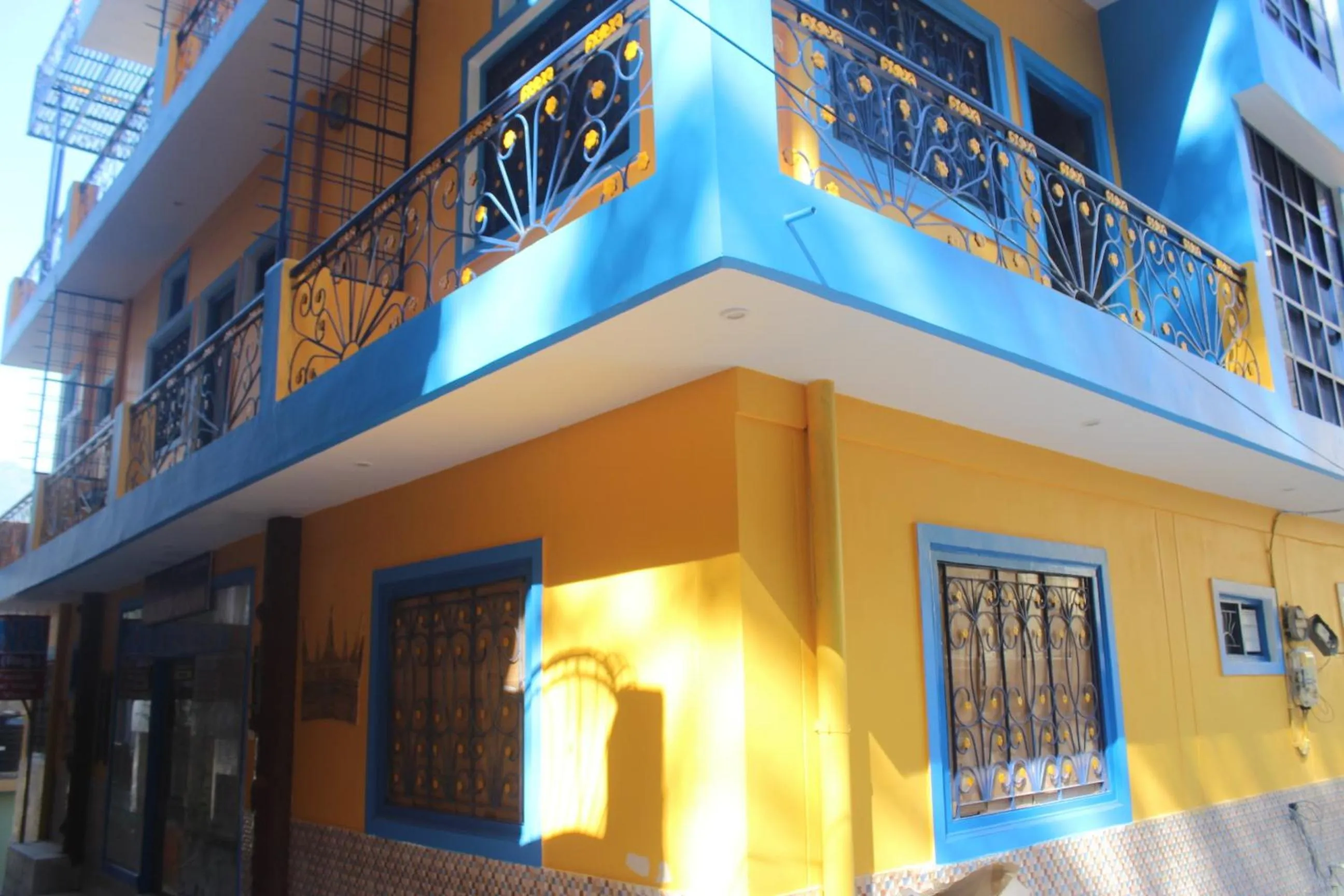 Facade/entrance in Hotel Golden Crown Laxman Jhula