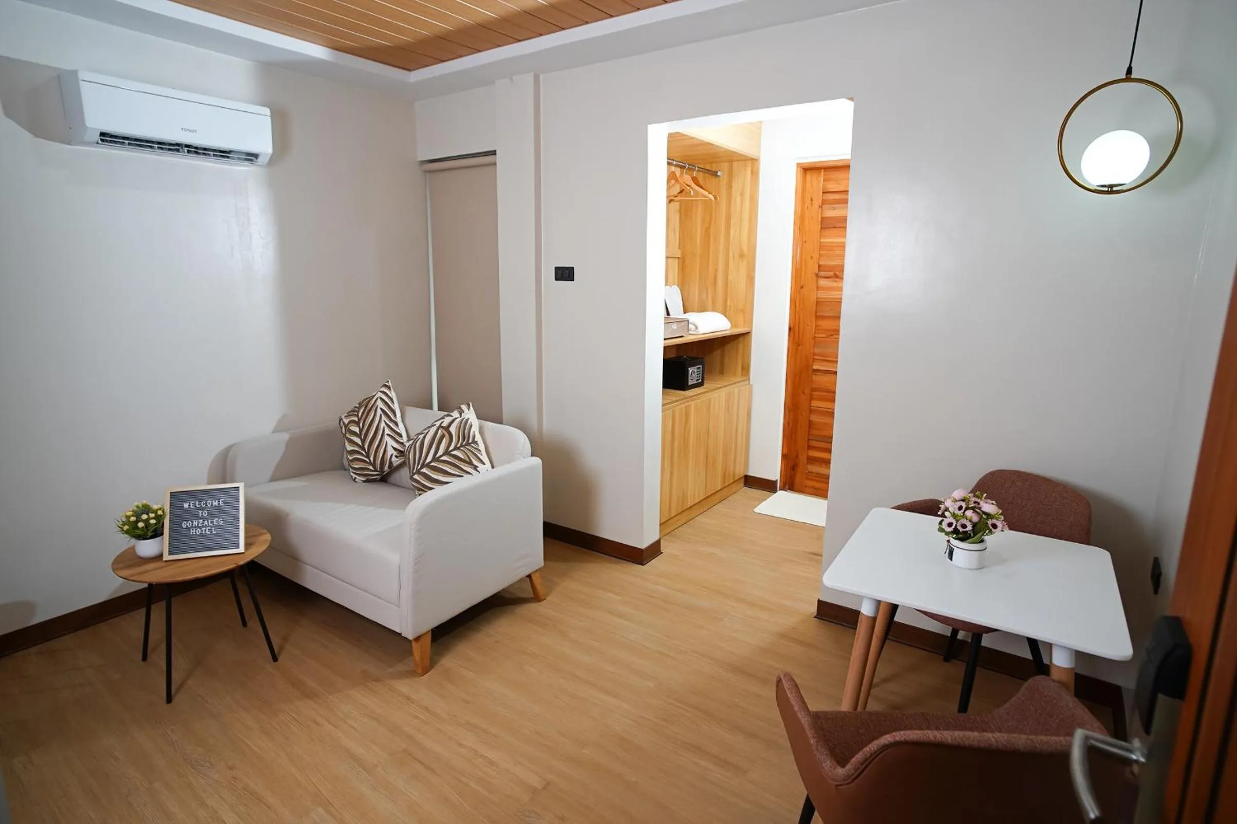 Living room in Gonzales Hotel