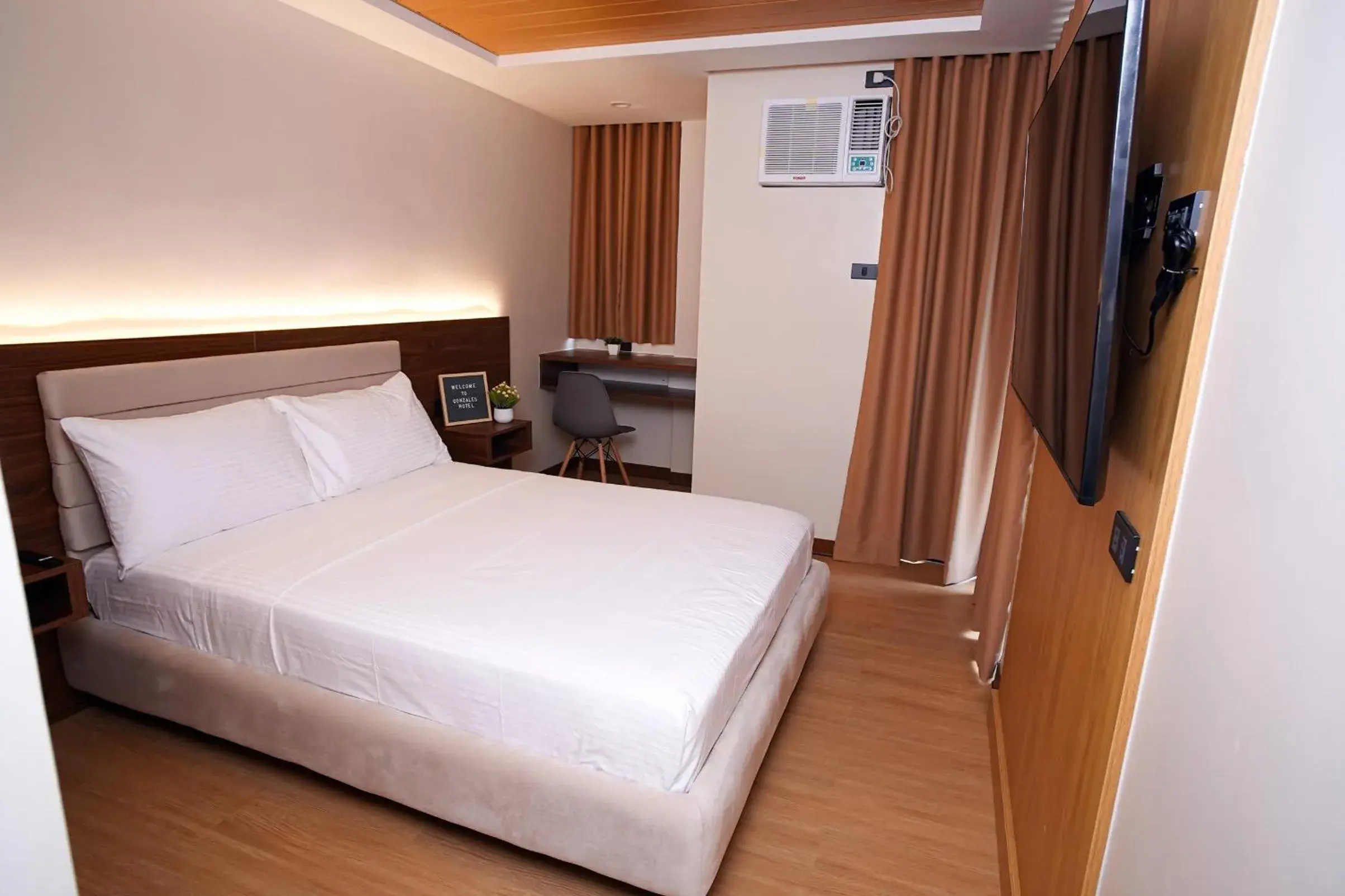 Bedroom, Bed in Gonzales Hotel Bedroom, Bed in Gonzales Hotel