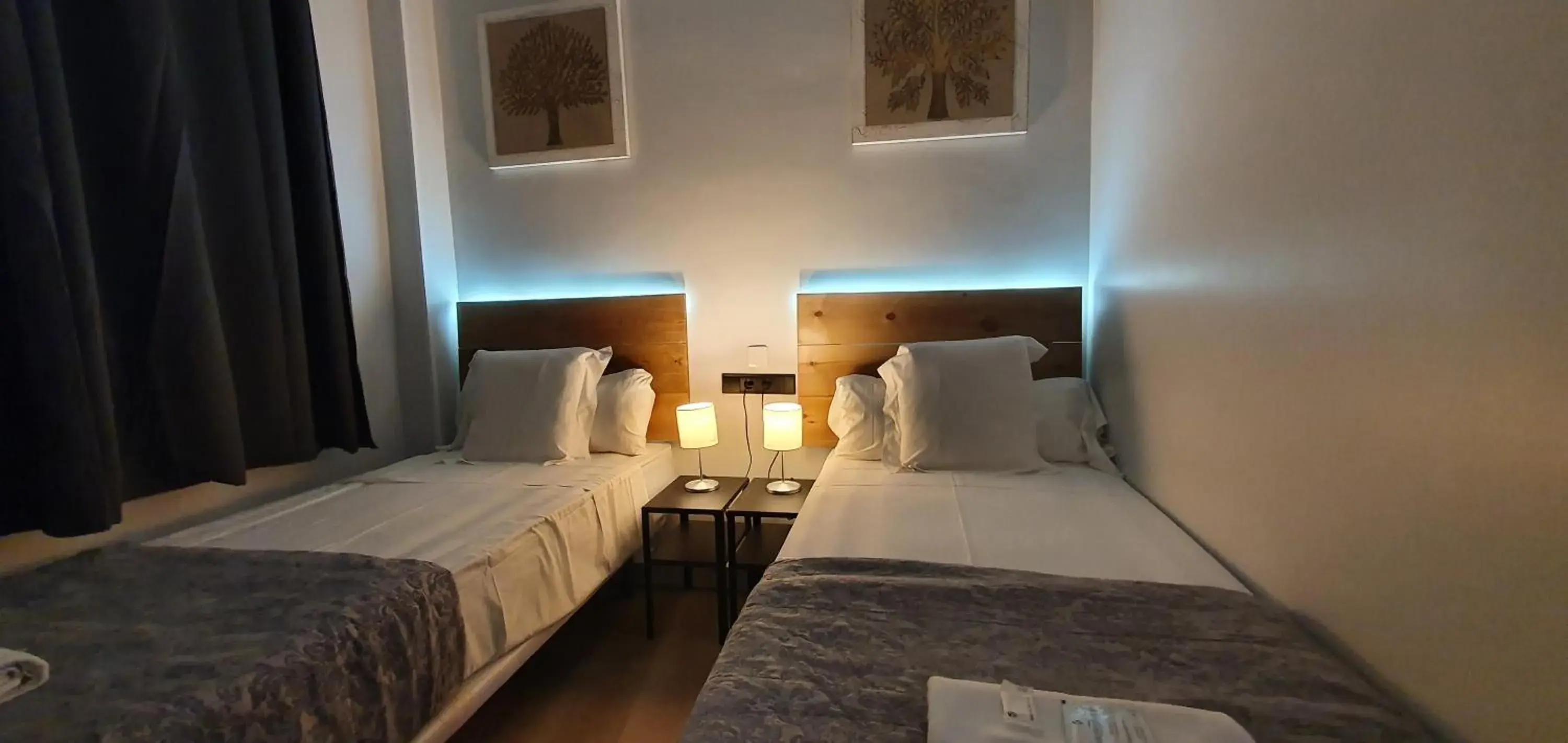 Twin Room with Private Bathroom in CH Otello Rooms I - Madrid Twin Room with Private Bathroom in CH Otello Rooms I - Madrid