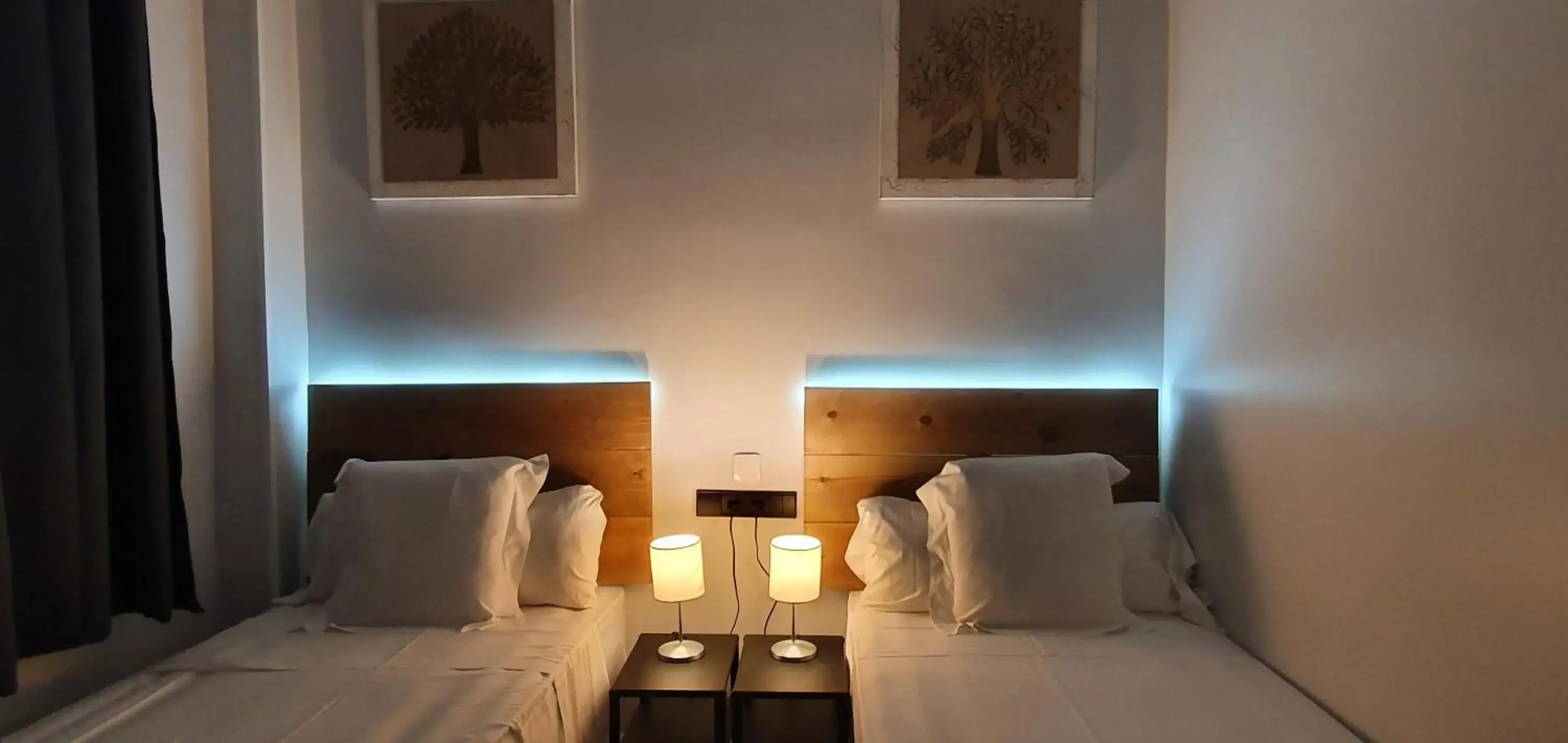 Twin Room with Private Bathroom in CH Otello Rooms I - Madrid Twin Room with Private Bathroom in CH Otello Rooms I - Madrid