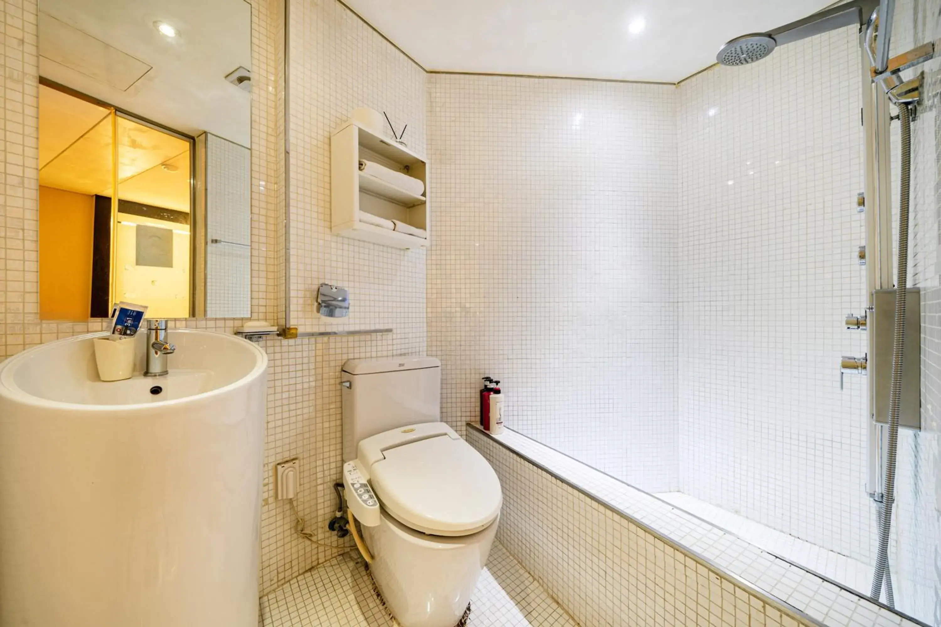 Shower in In Hotel Seoul Shower in In Hotel Seoul