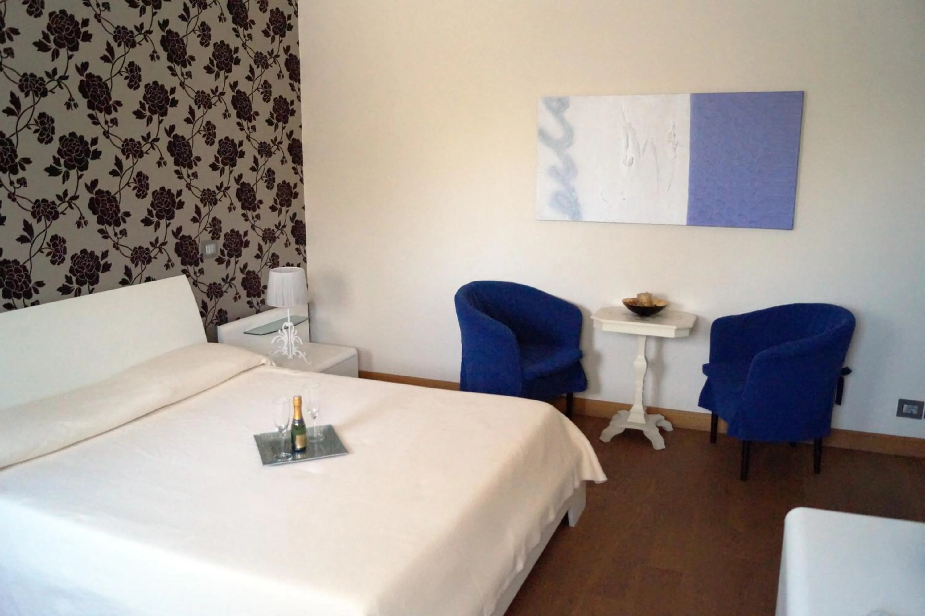 Photo of the whole room, Bed in Baia Di Ognina