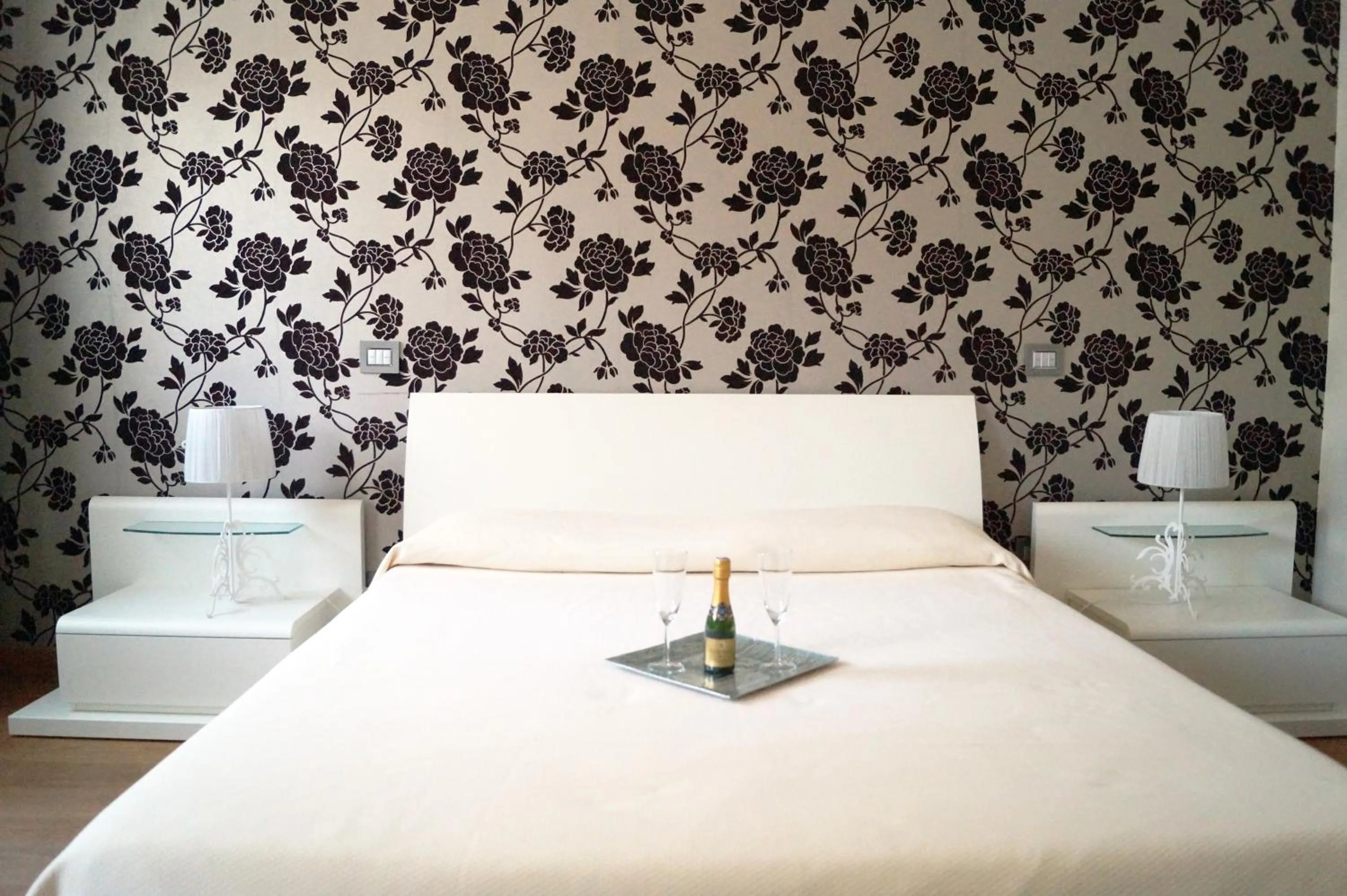 Photo of the whole room, Bed in Baia Di Ognina