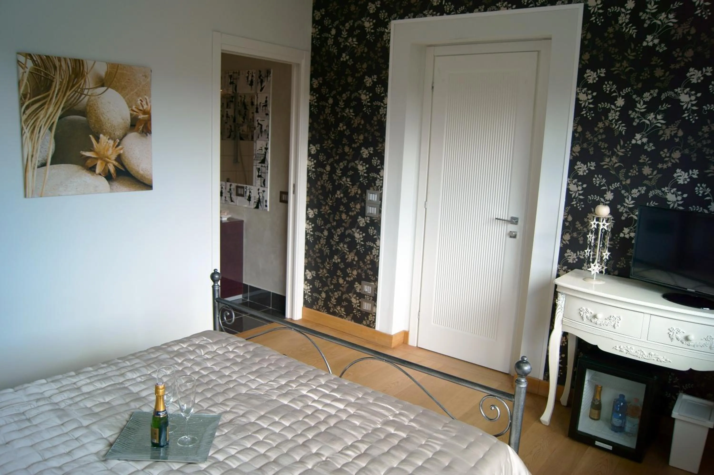 Photo of the whole room, Bed in Baia Di Ognina
