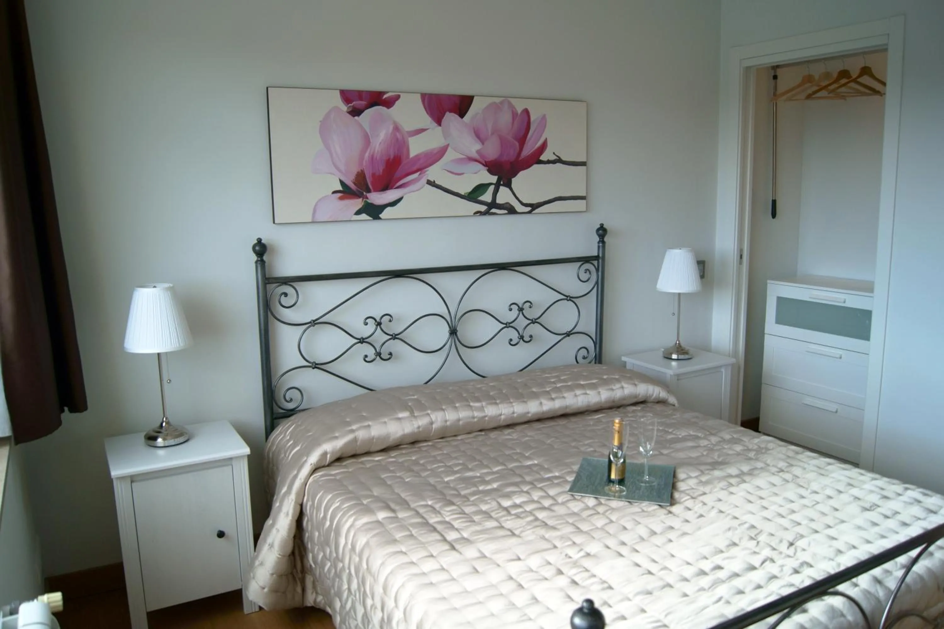 Photo of the whole room, Bed in Baia Di Ognina