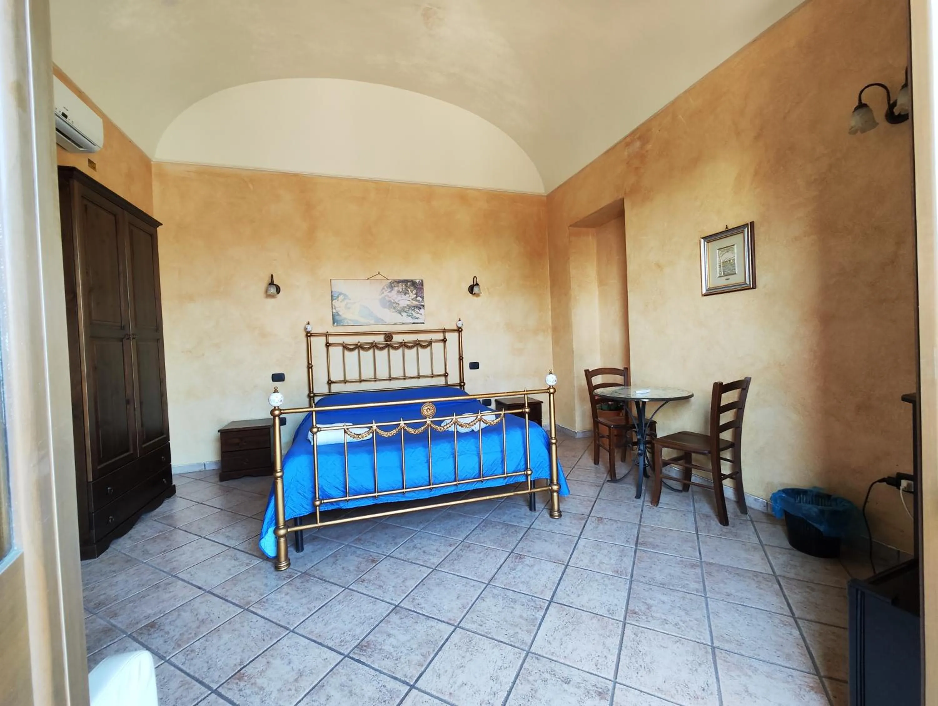 Photo of the whole room, Bed in Le Grotte