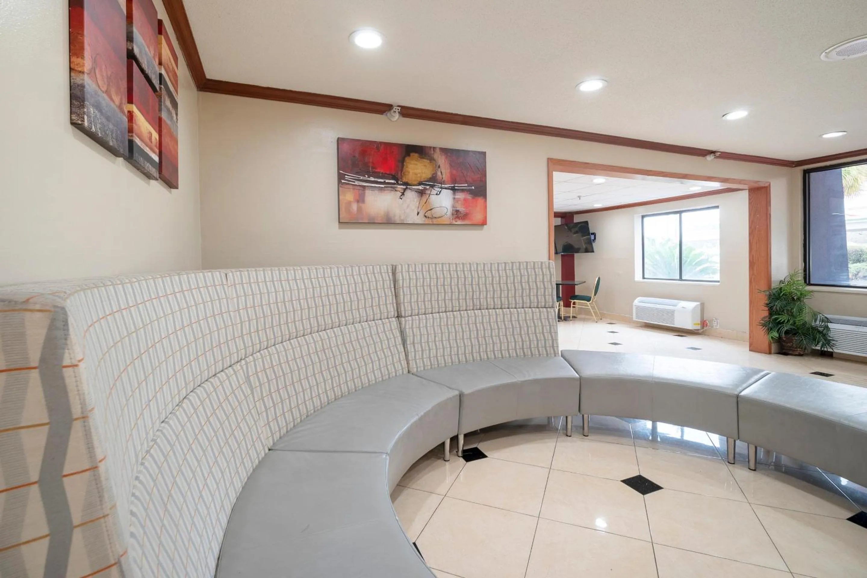 Lobby or reception in OYO Townhouse Houston Airport North