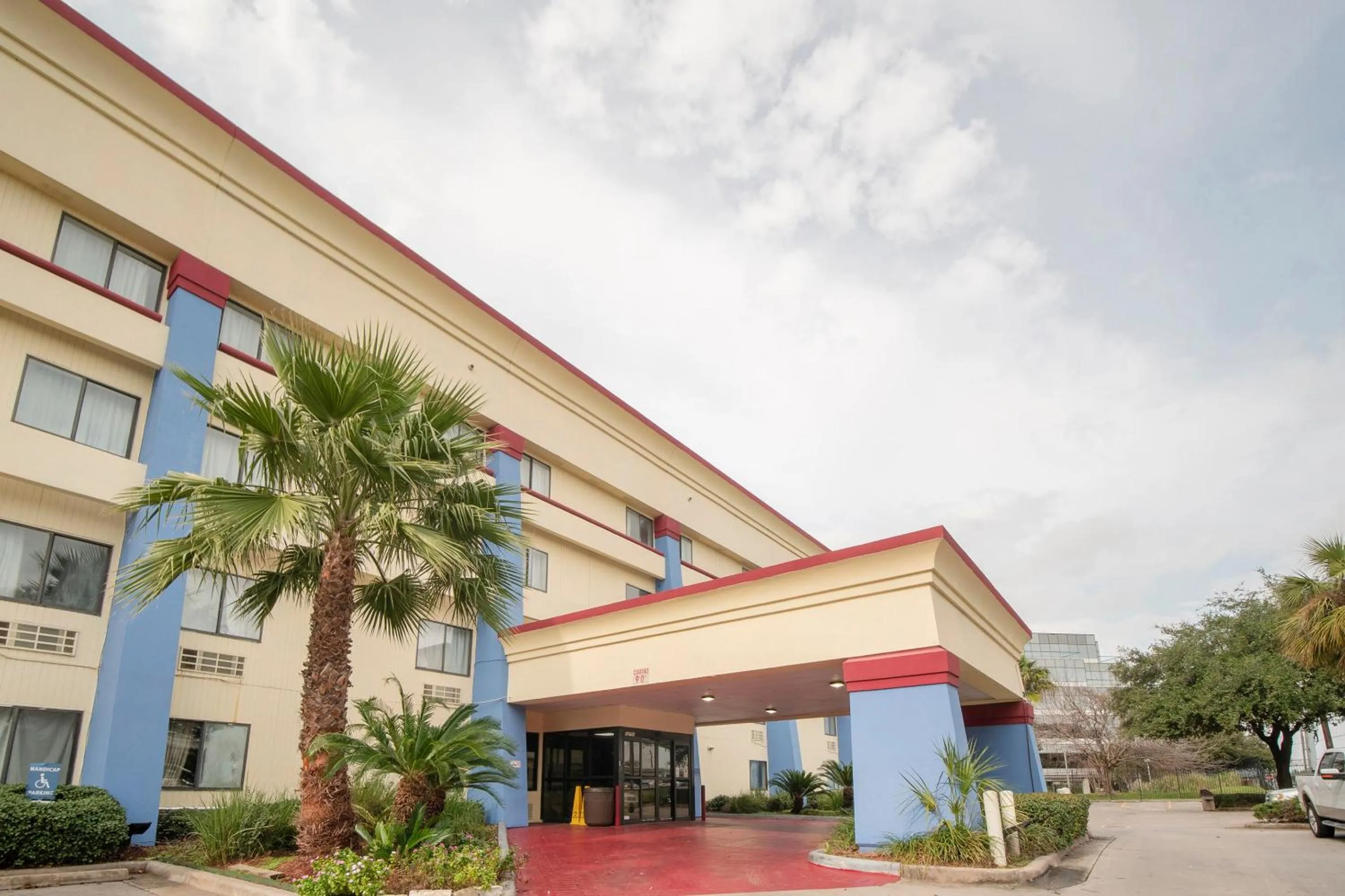 Facade/entrance in OYO Townhouse Houston Airport North
