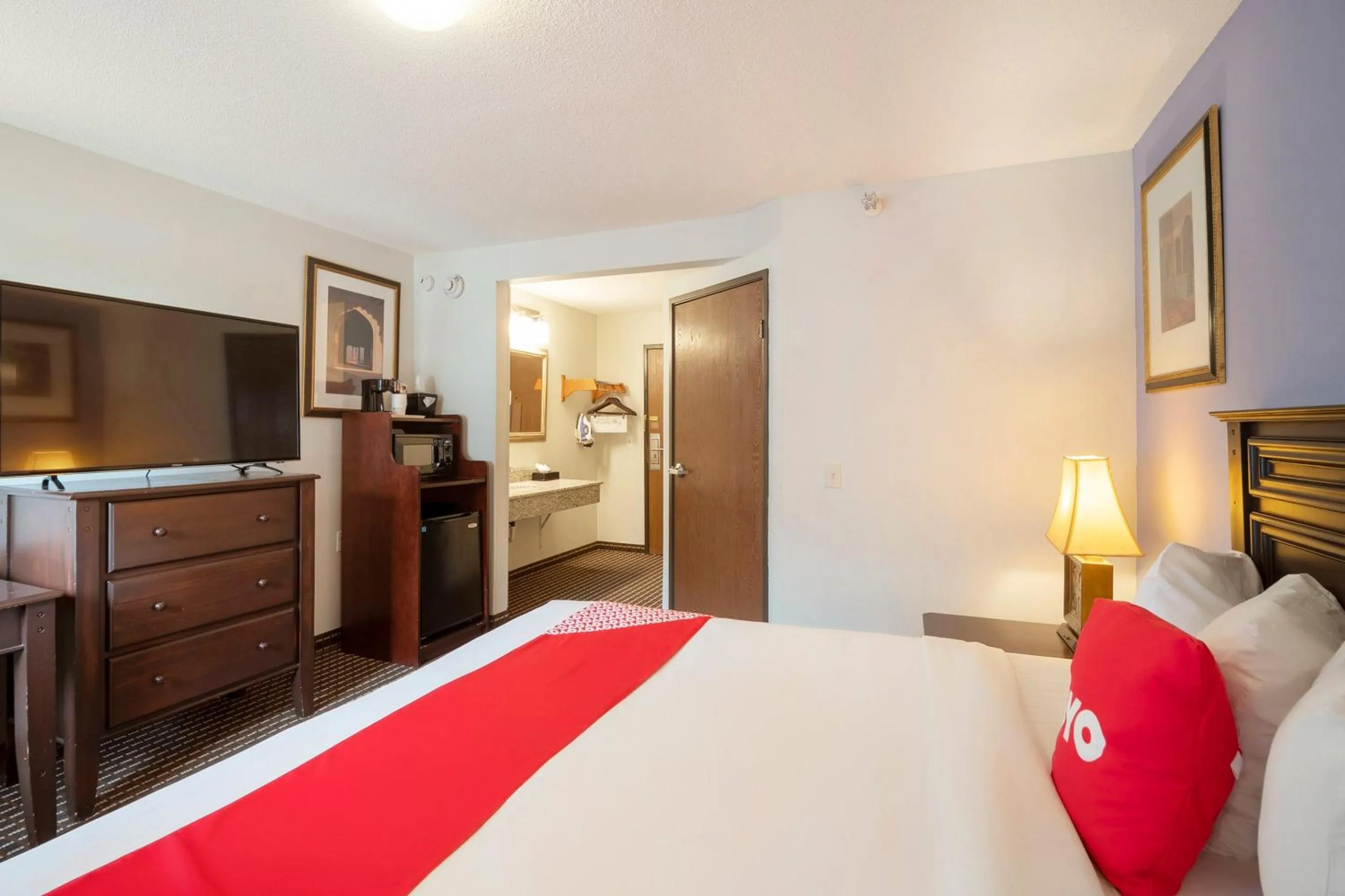 Bedroom, Bed in OYO Townhouse Houston Airport North
