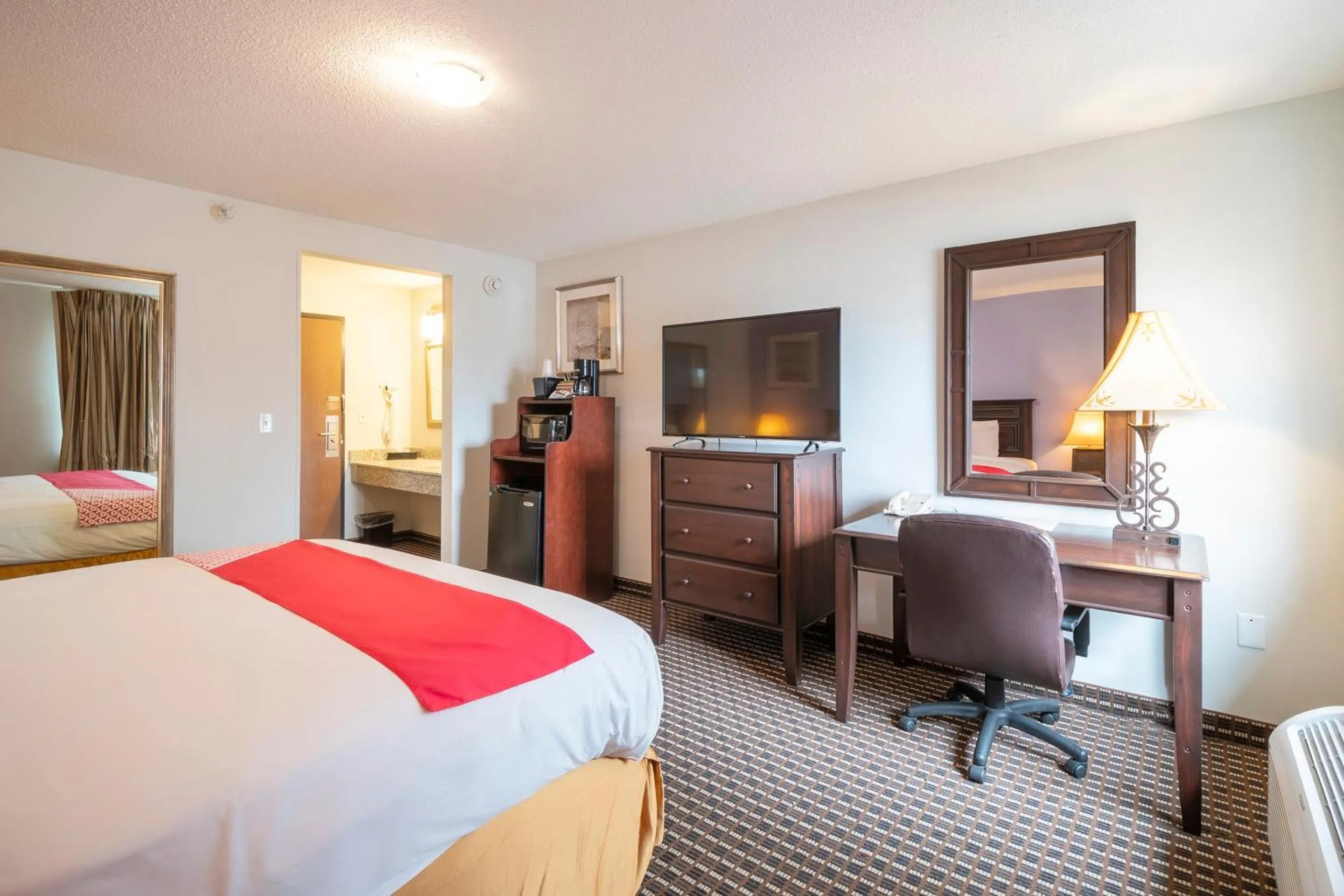 Bedroom, Bed in OYO Townhouse Houston Airport North