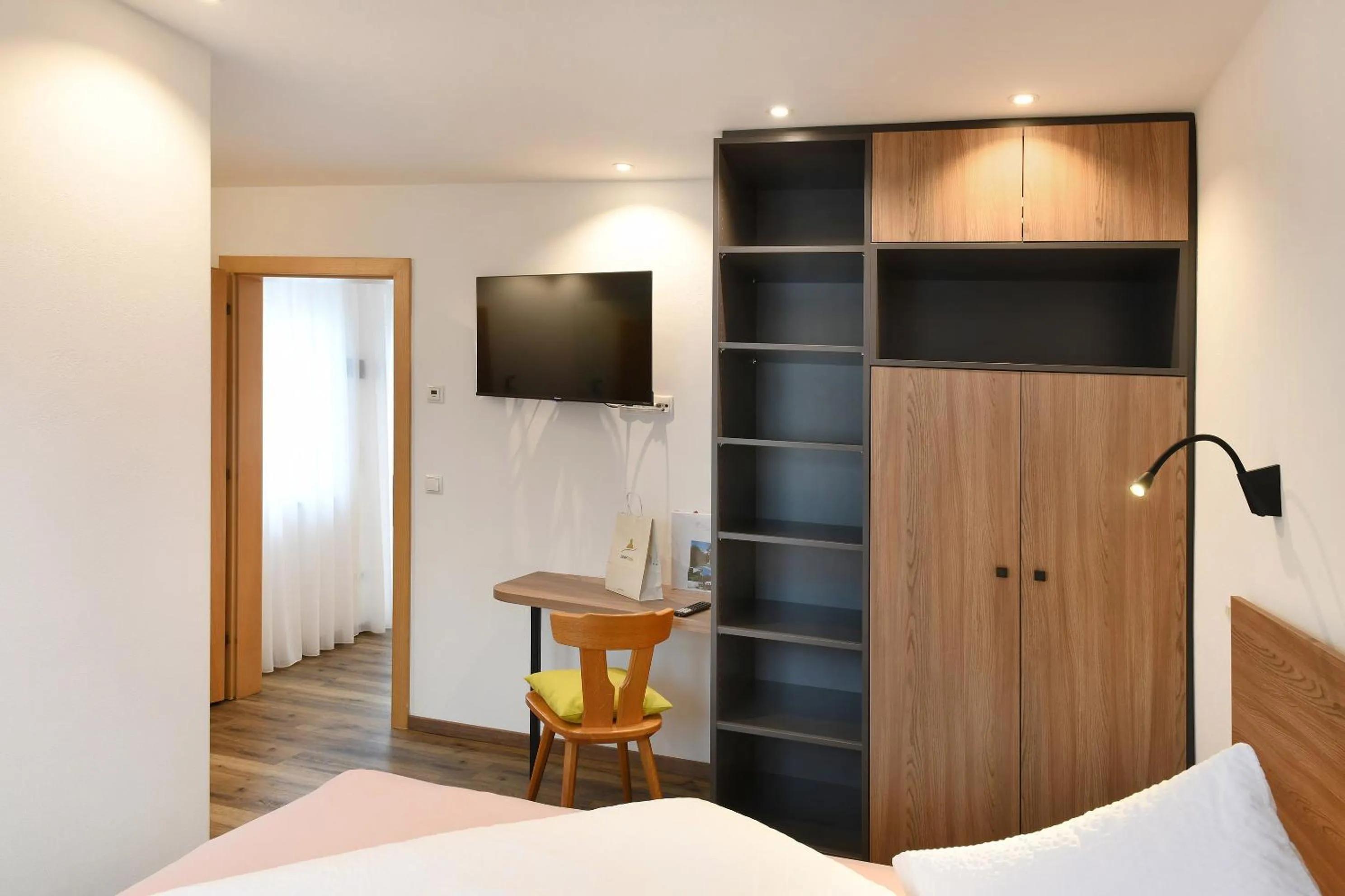wardrobe, Bed in Haus Rosengarten