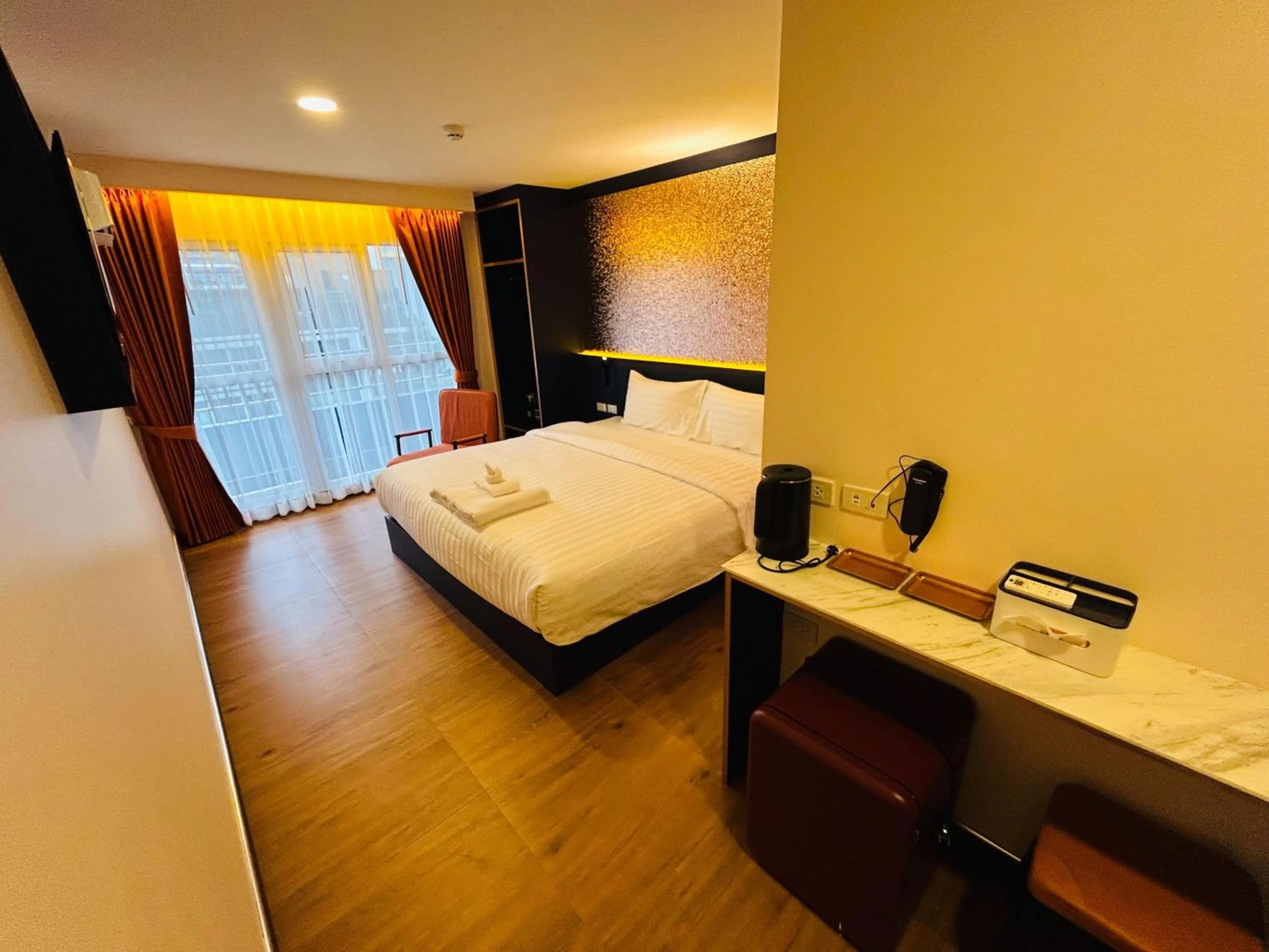 Photo of the whole room, Bed in Emiri Hotel - Nana Bangkok