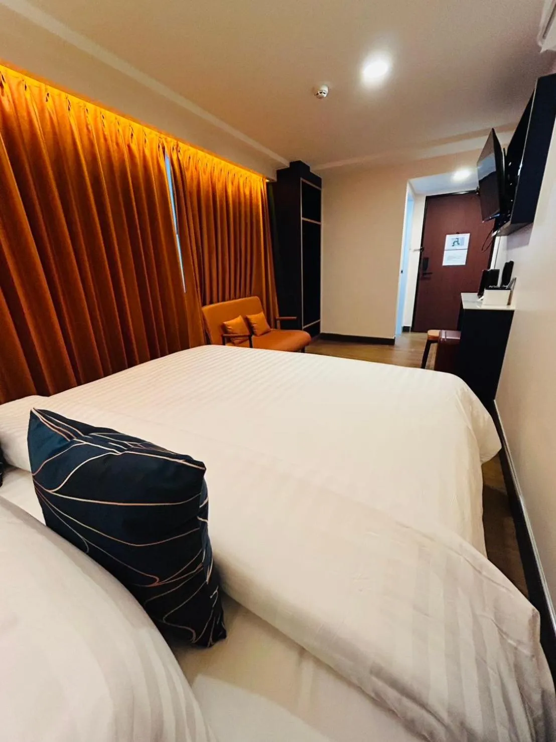 Photo of the whole room, Bed in Emiri Hotel - Nana Bangkok