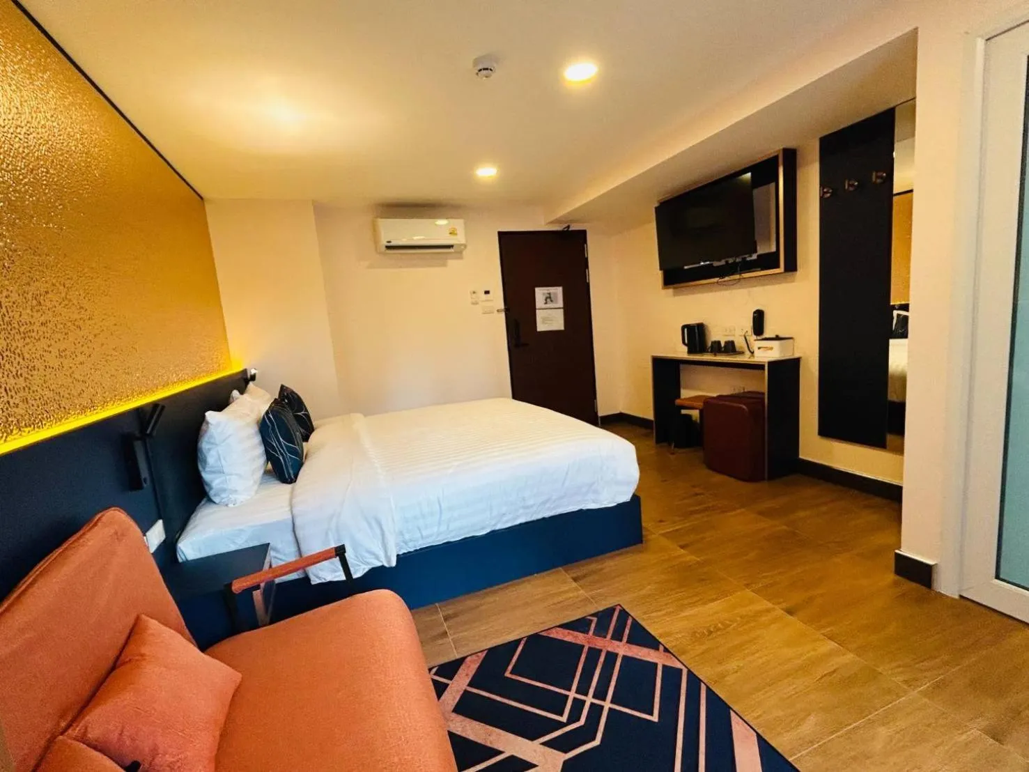 Photo of the whole room, Bed in Emiri Hotel - Nana Bangkok