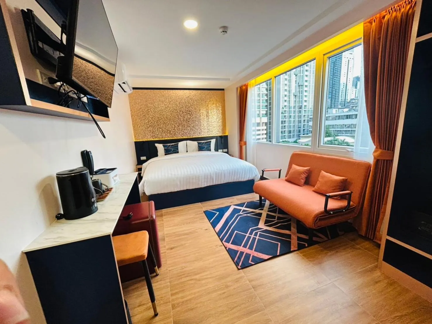 Photo of the whole room, Bed in Emiri Hotel - Nana Bangkok