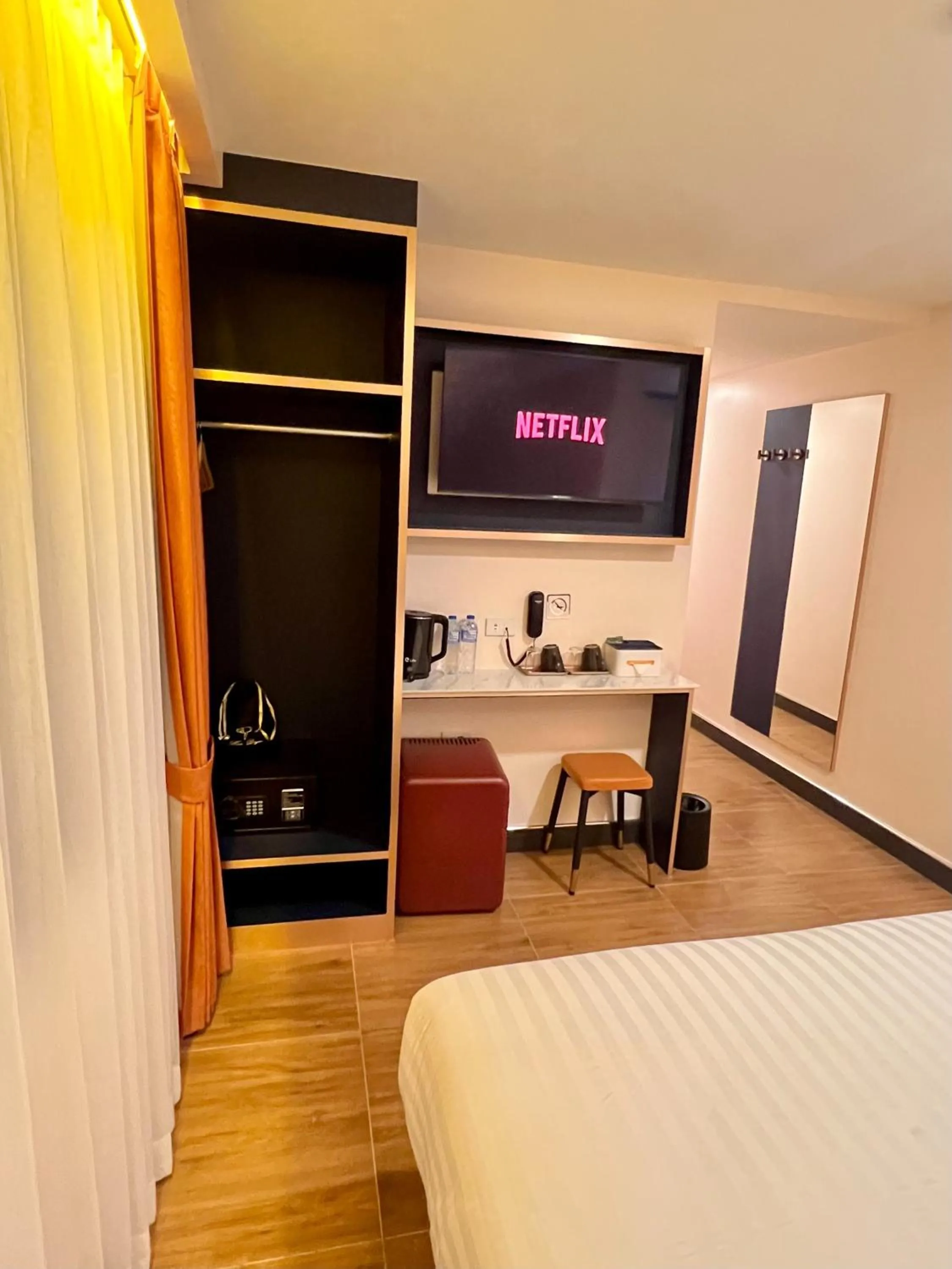 TV and multimedia, Bed in Emiri Hotel - Nana Bangkok