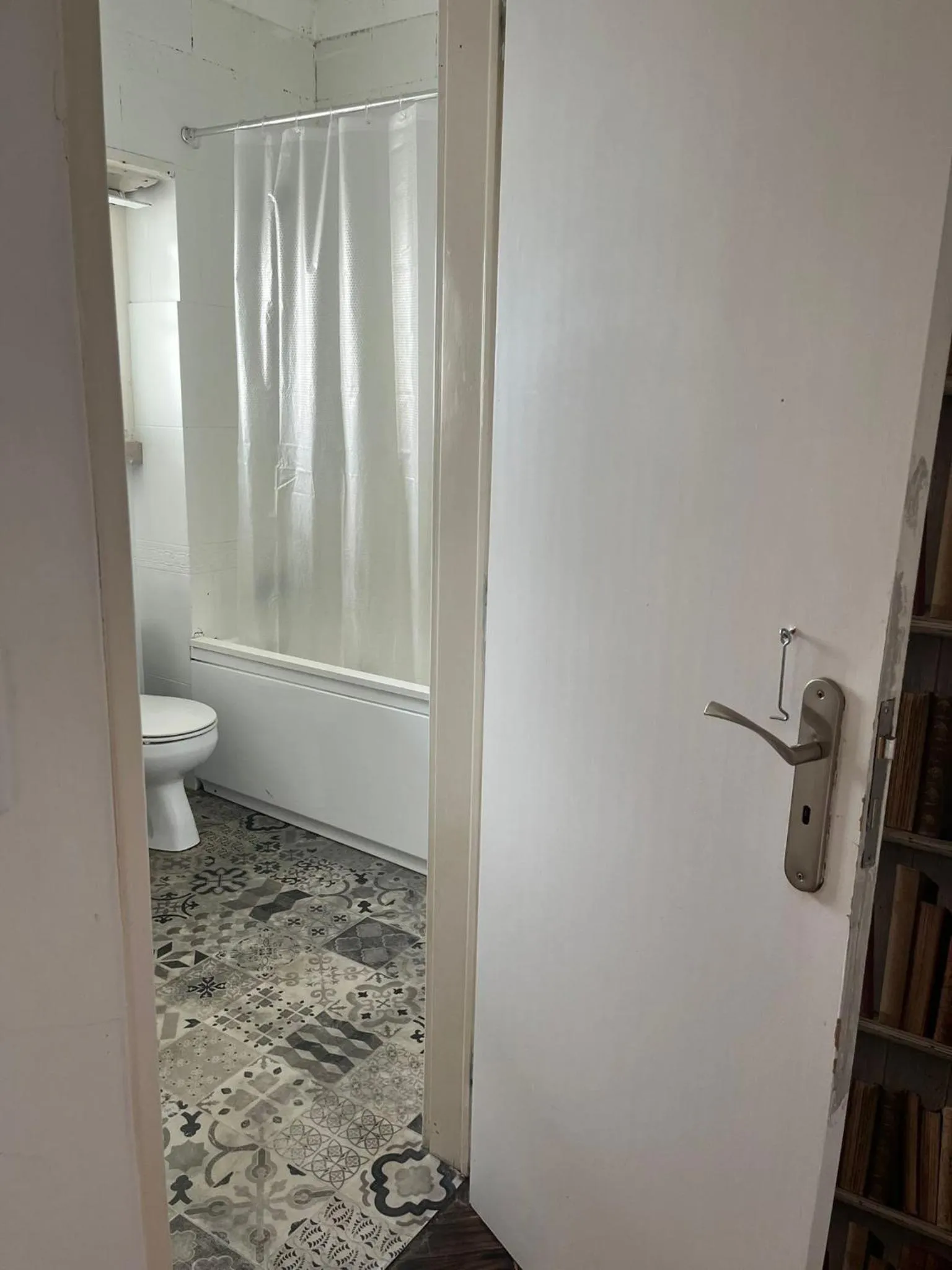 Bathroom in Alvalade II Airport Guest House