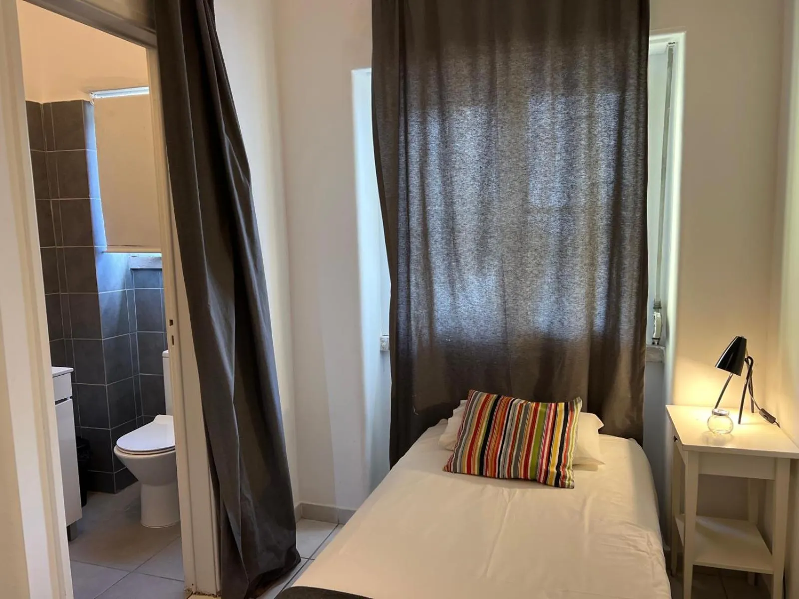 Bathroom, Bed in Alvalade II Airport Guest House