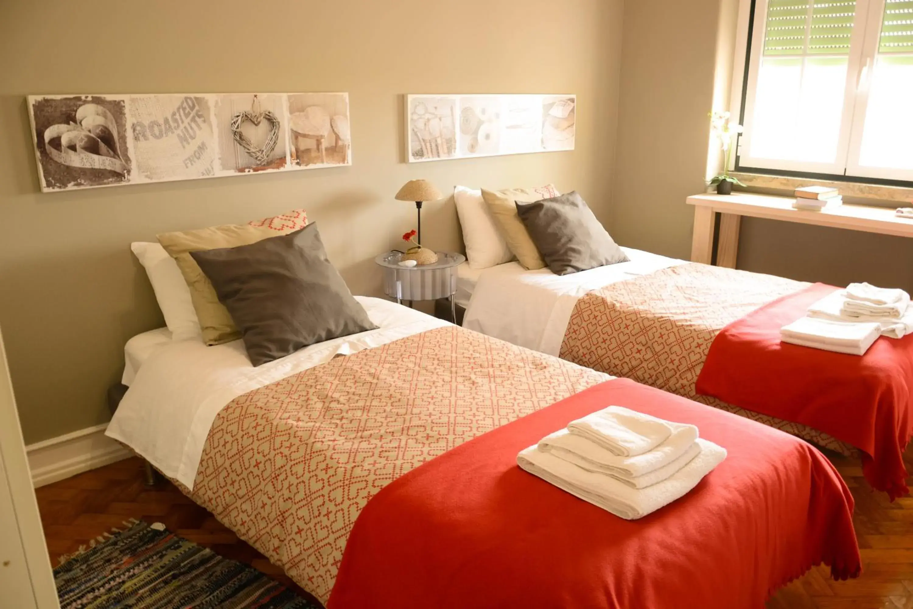 Twin Room with Shared Bathroom in Alvalade II Airport Guest House Twin Room with Shared Bathroom in Alvalade II Airport Guest House