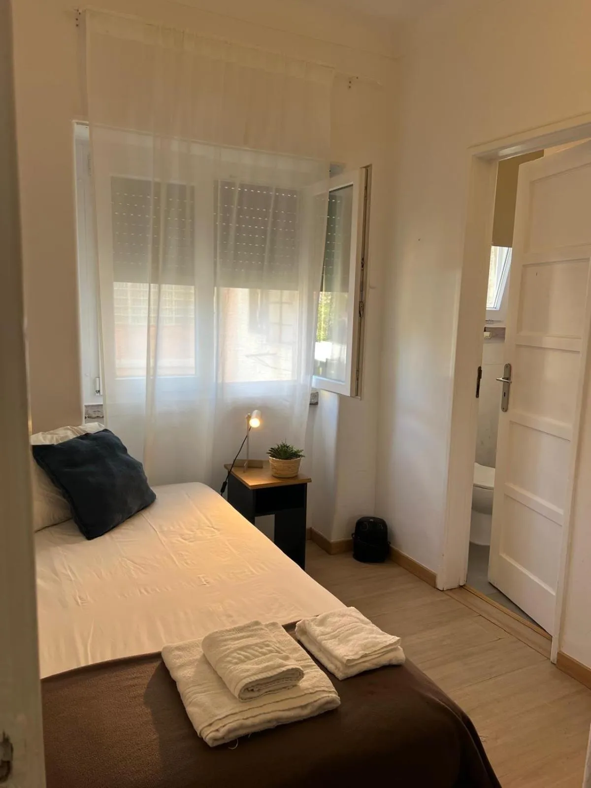 Bed in Alvalade II Airport Guest House