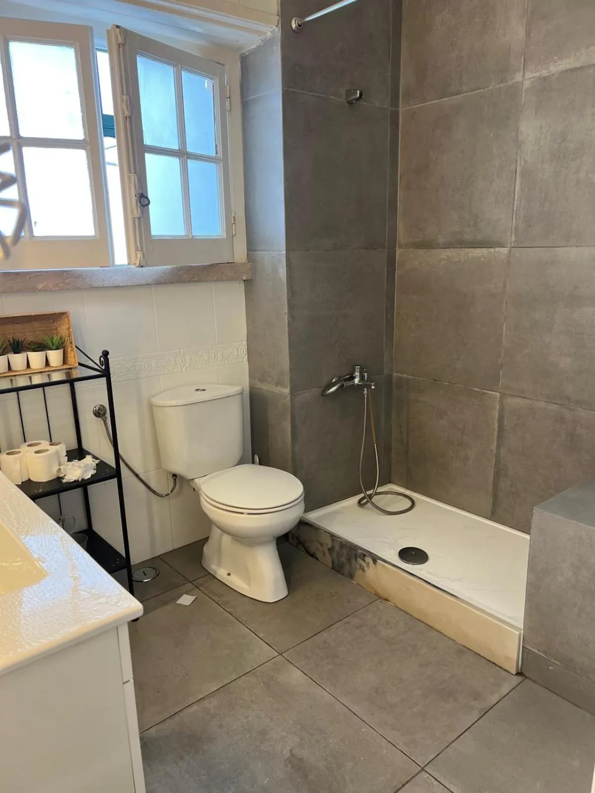 Bathroom in Alvalade II Airport Guest House