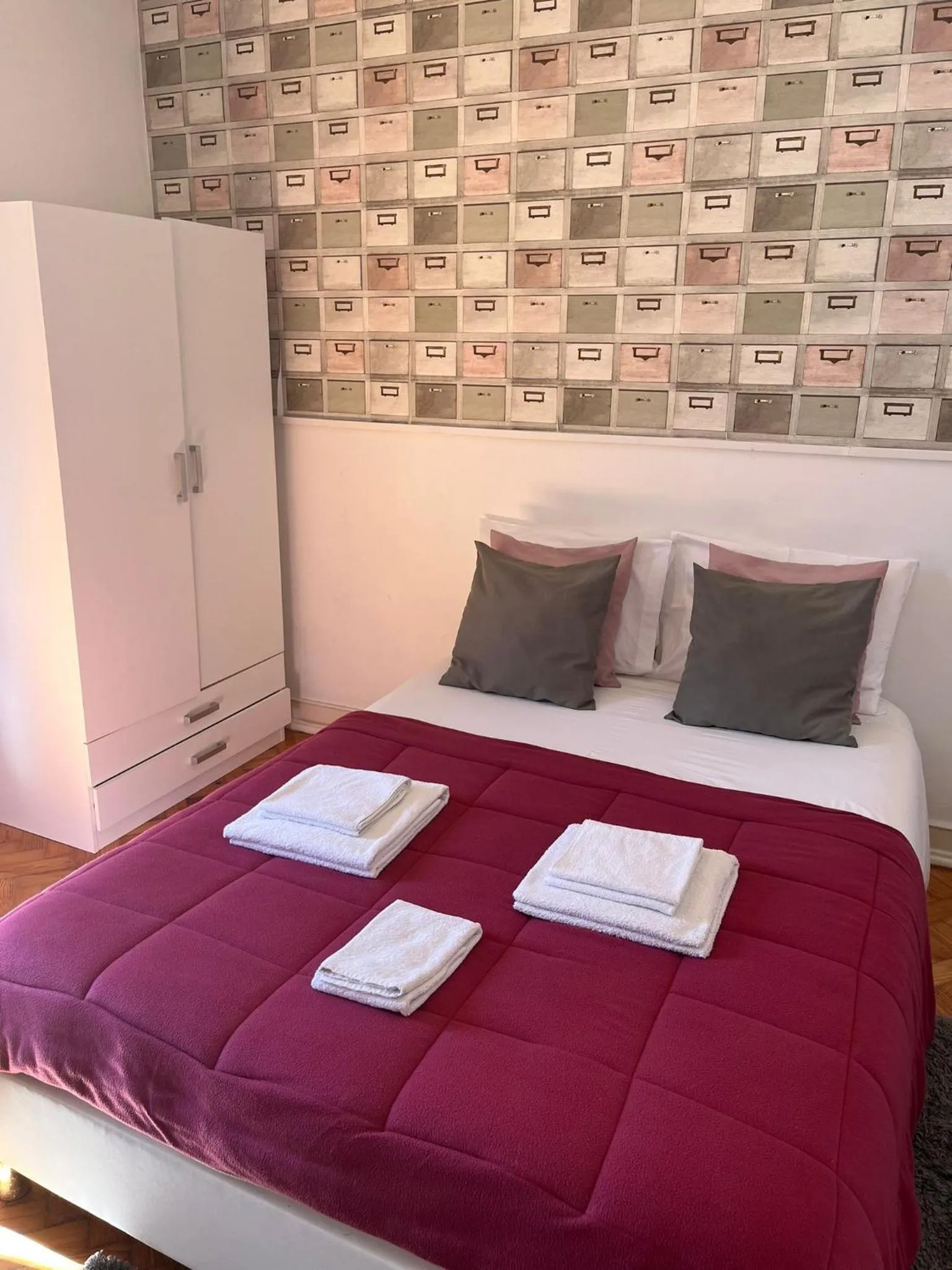 towels, Bed in Alvalade II Airport Guest House