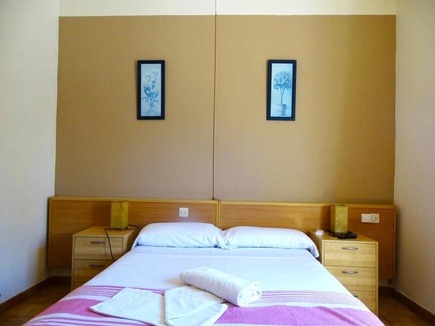 Bed in Hostal Lleida