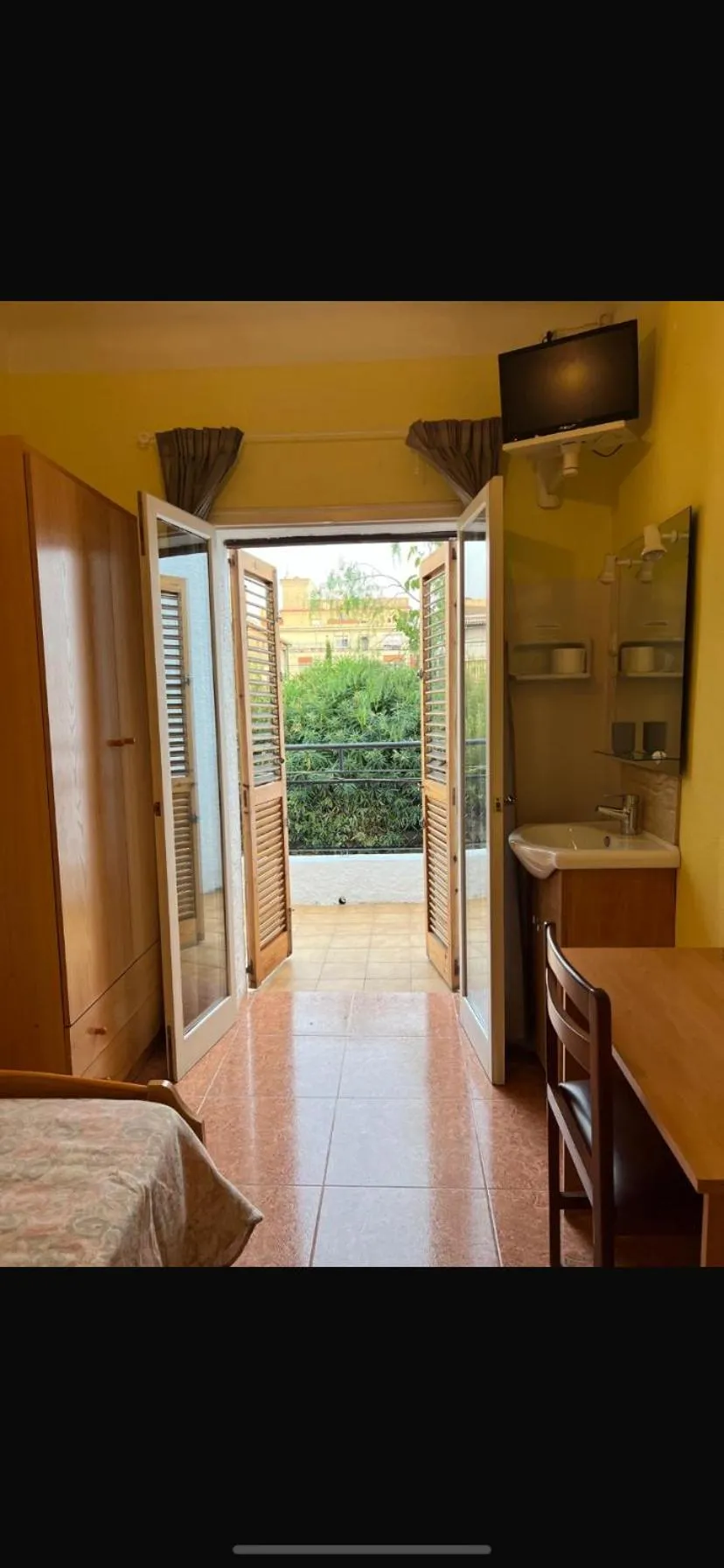 Bed in Hostal Lleida