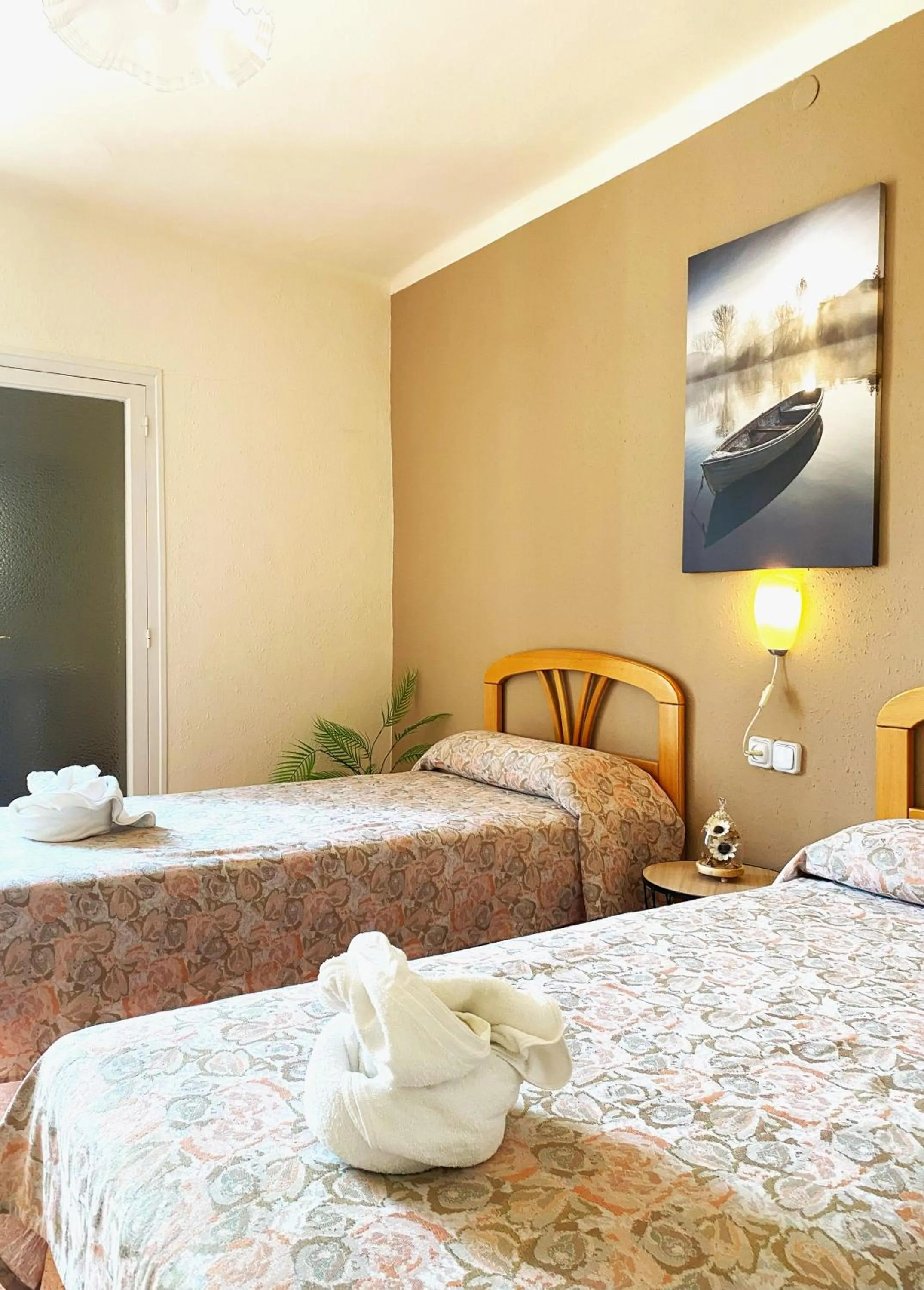 Bed in Hostal Lleida