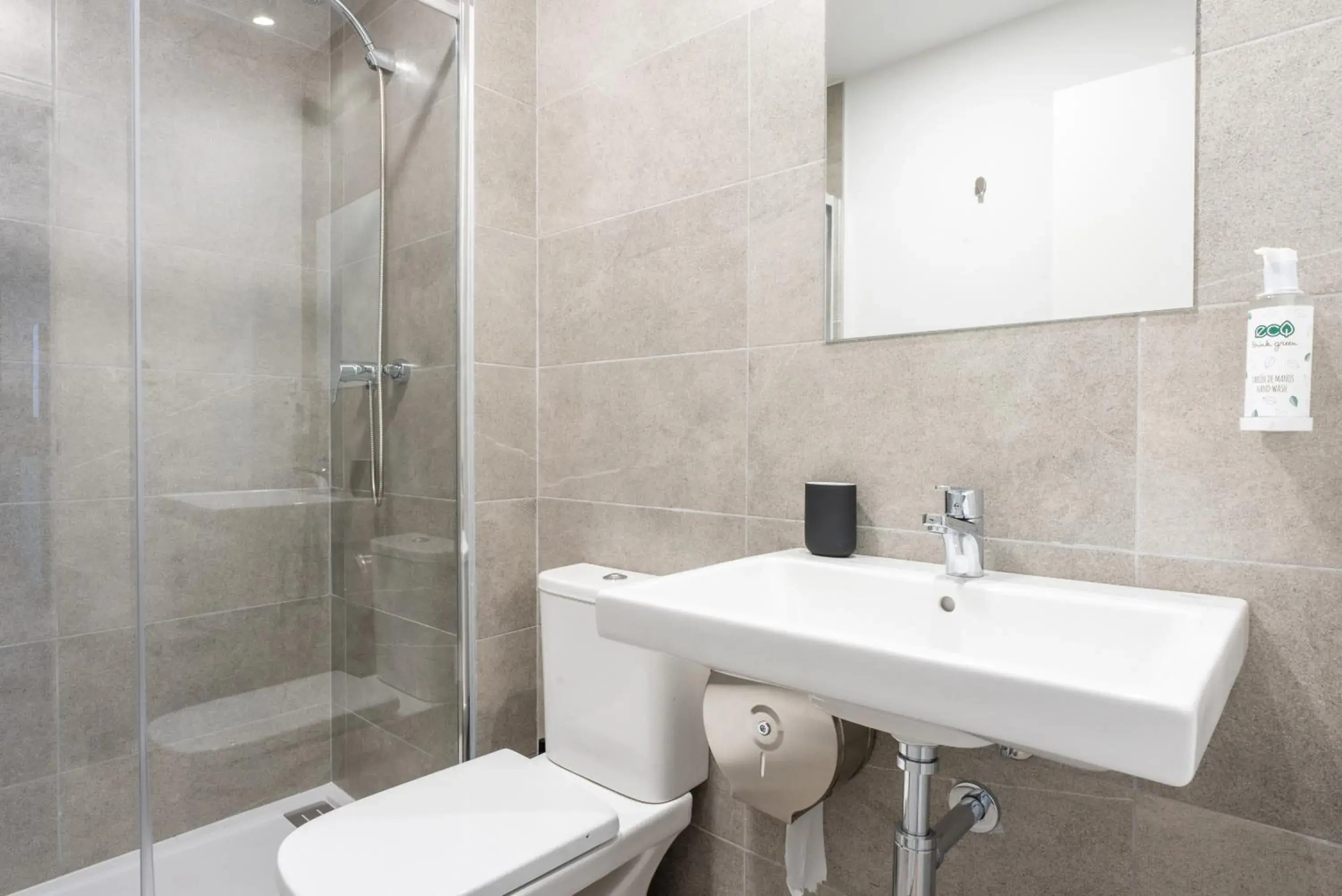 Queen Room with Shared Bathroom in Live It Malaga Queen Room with Shared Bathroom in Live It Malaga